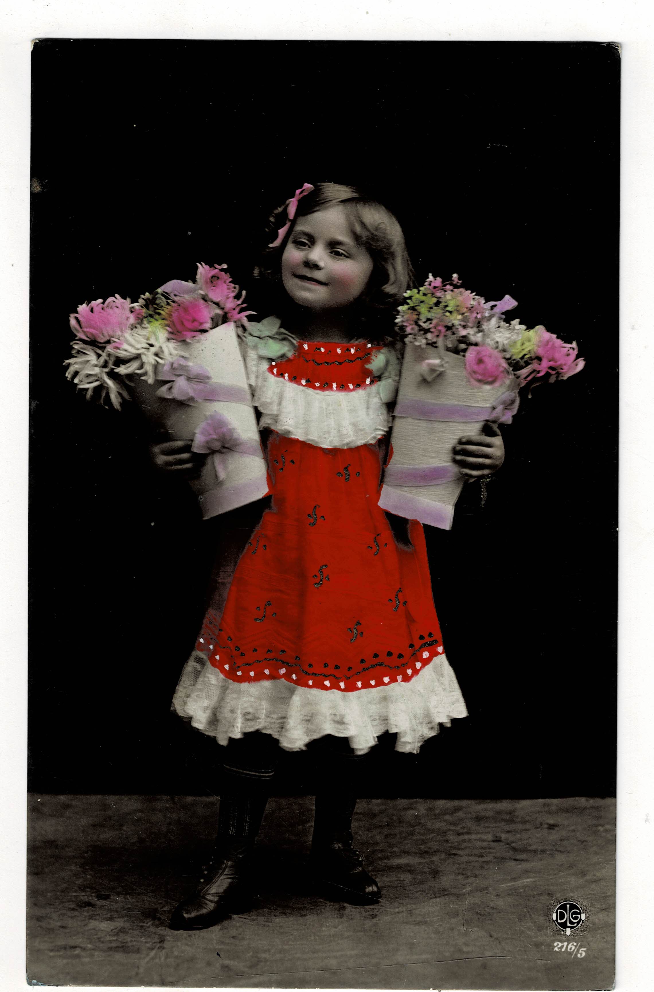 POSTAL DE NIÑOS. NIÑA CON FLORES.
