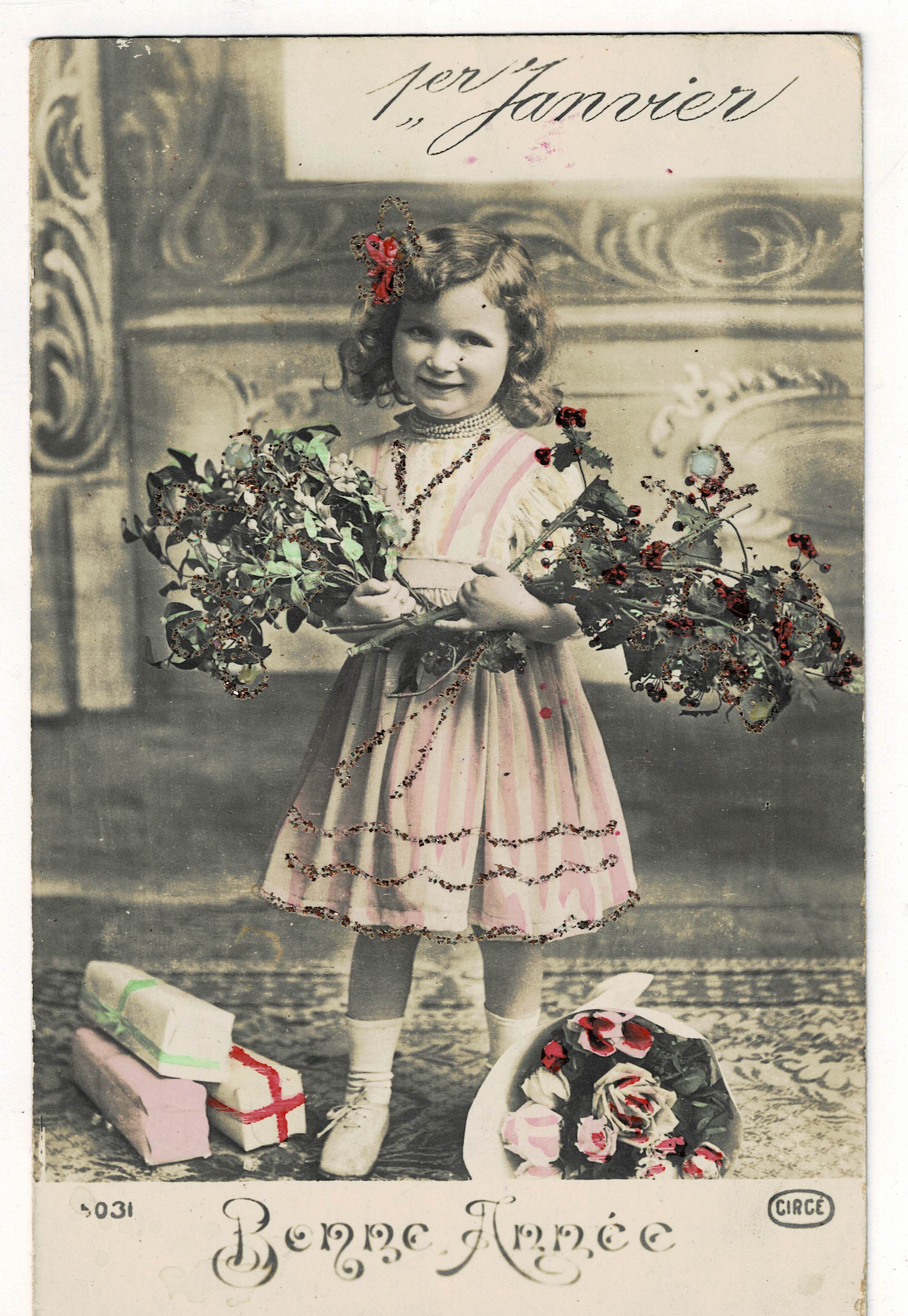 POSTAL DE NIÑOS. NIÑA CON FLORES Y PURPURINA.