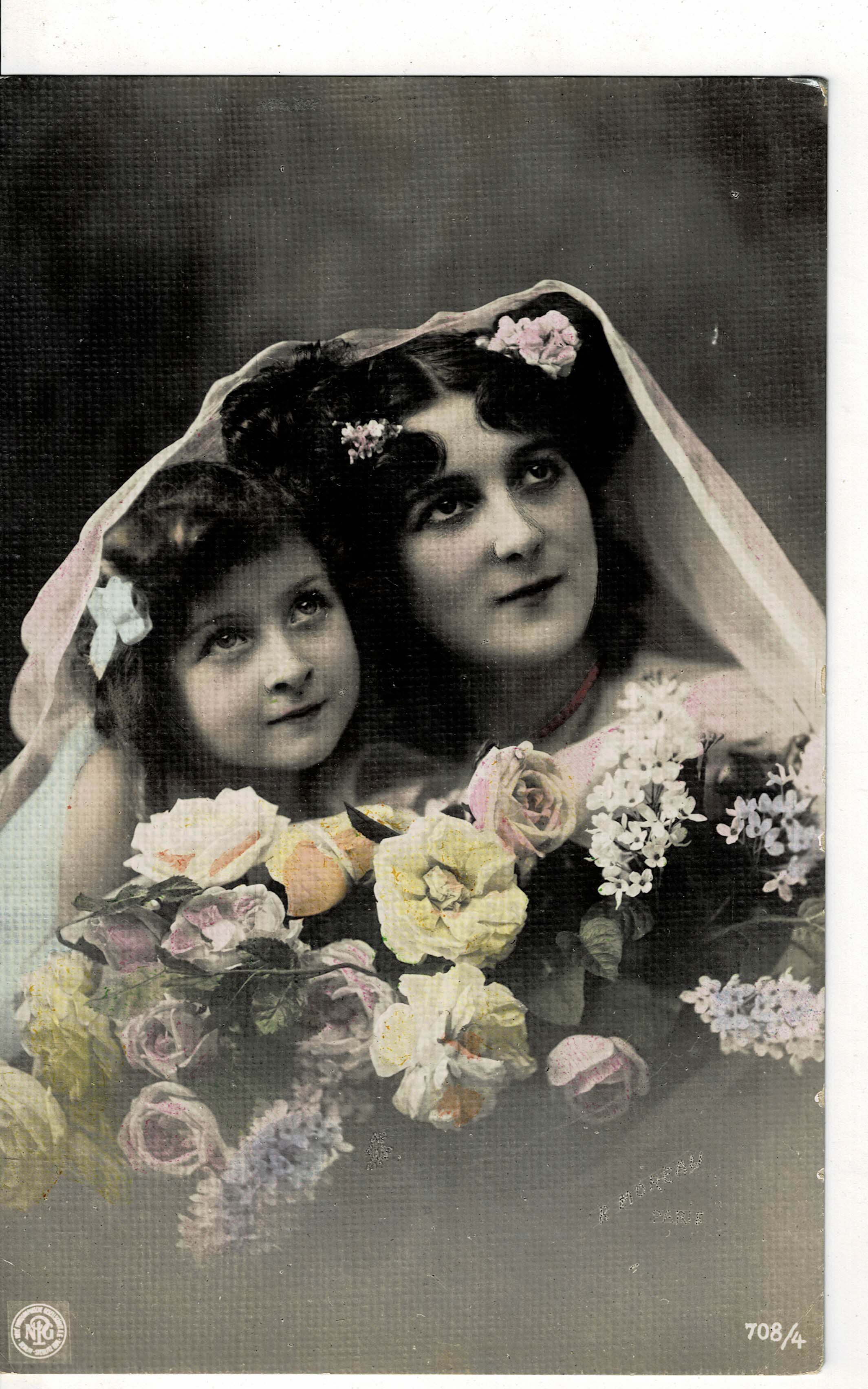 POSTAL DE NIÑOS. NIÑAS CON FLORES.