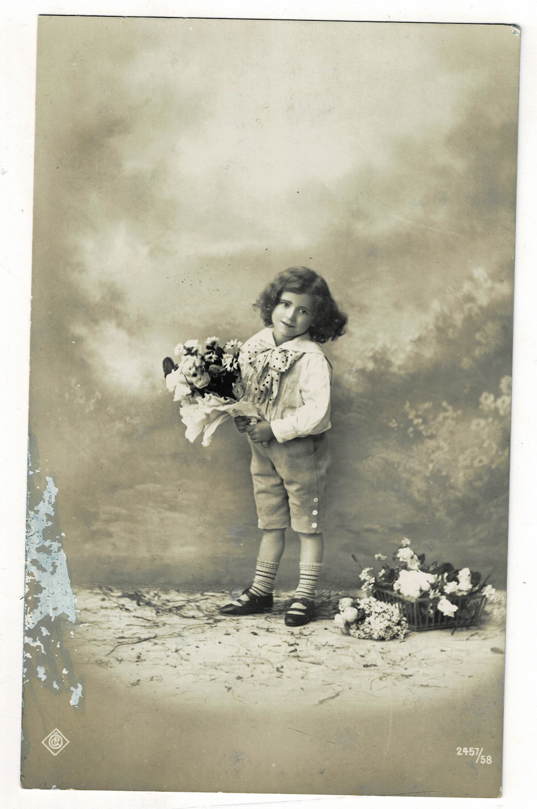 POSTAL DE NIÑOS. NIÑO CON FLORES.