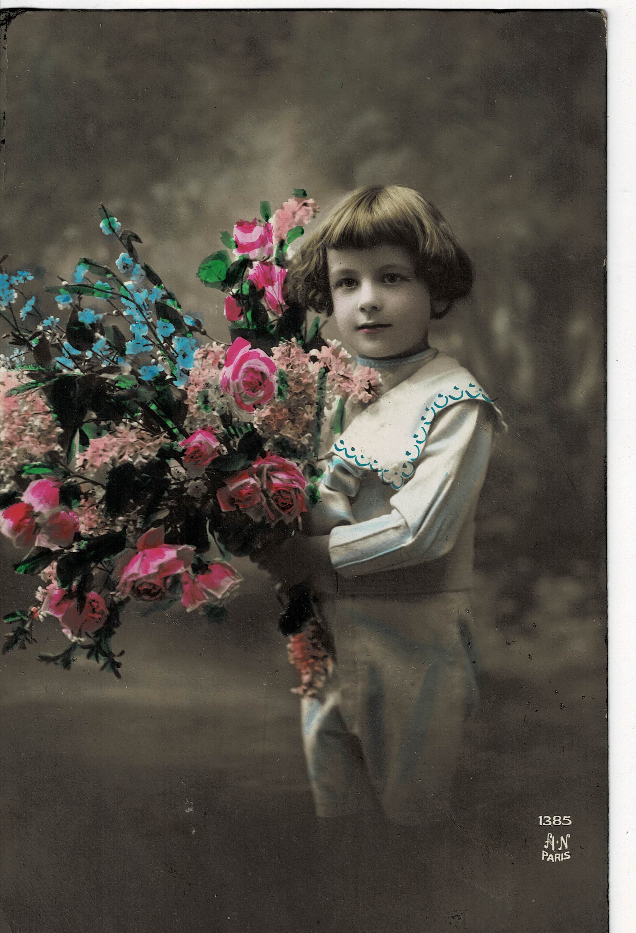 POSTAL DE NIÑOS. NIÑO CON FLORES.