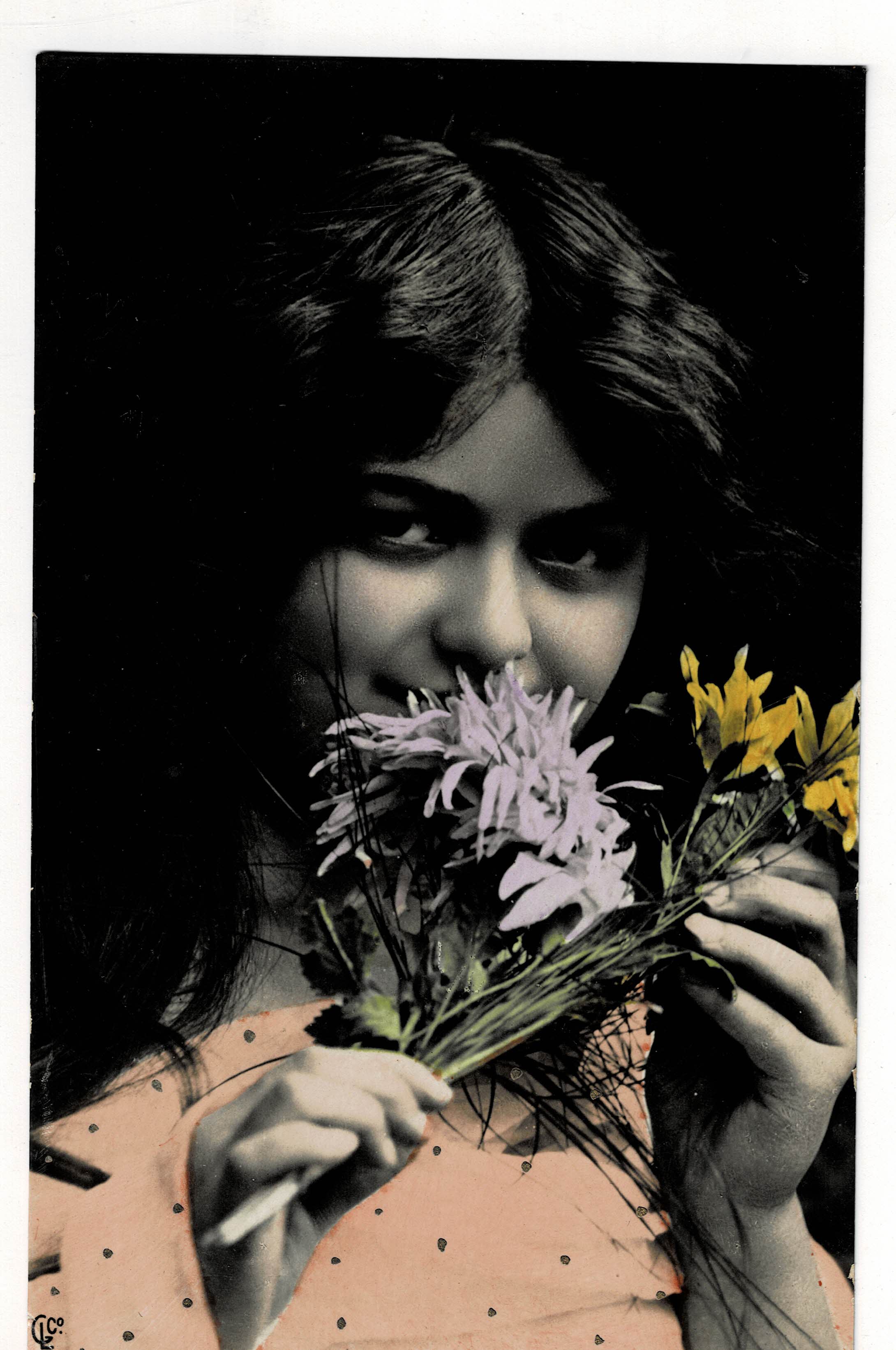 POSTAL DE NIÑOS. NIÑA CON FLORES.