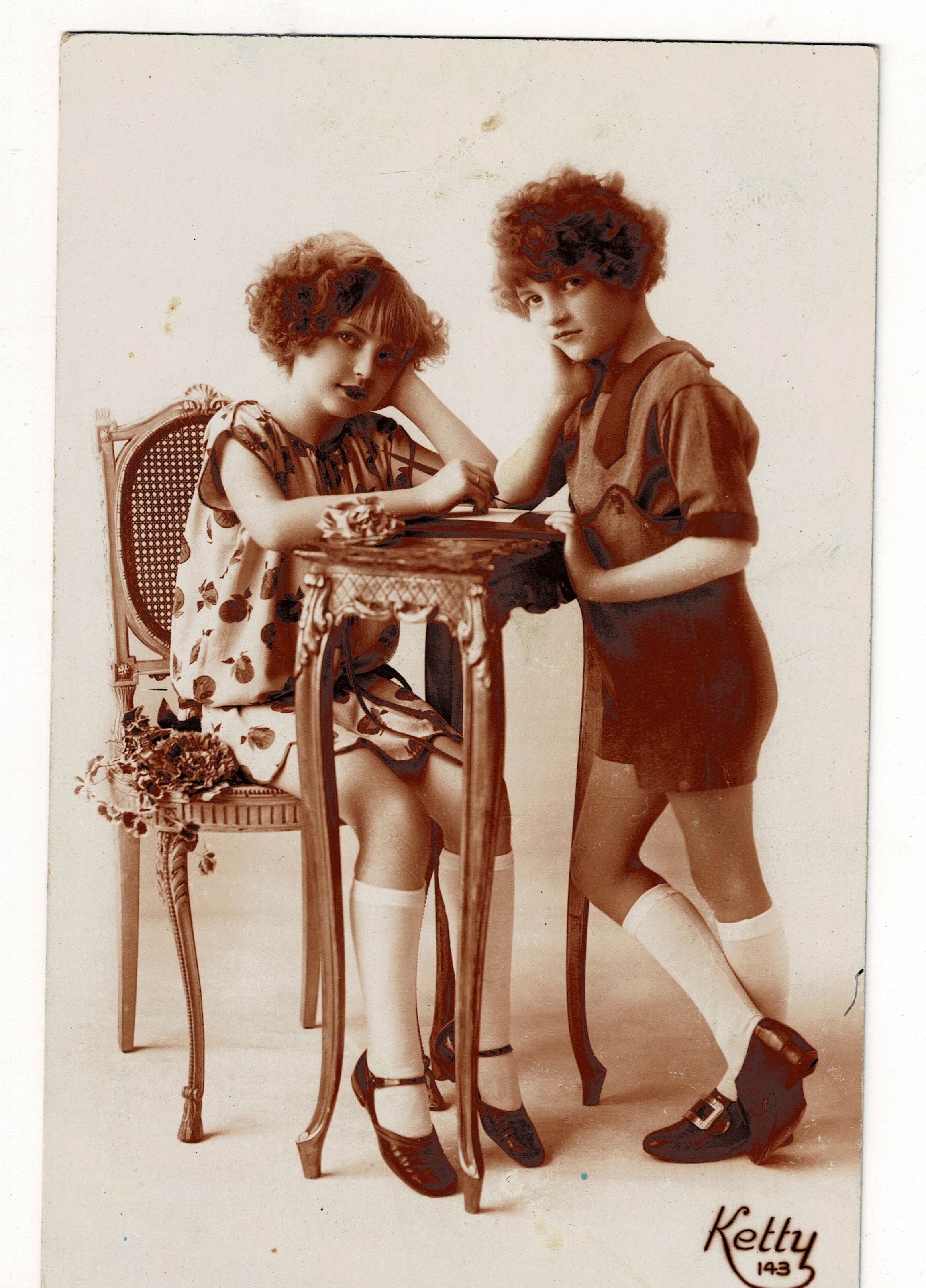 POSTAL DE NIÑOS. NIÑAS.
