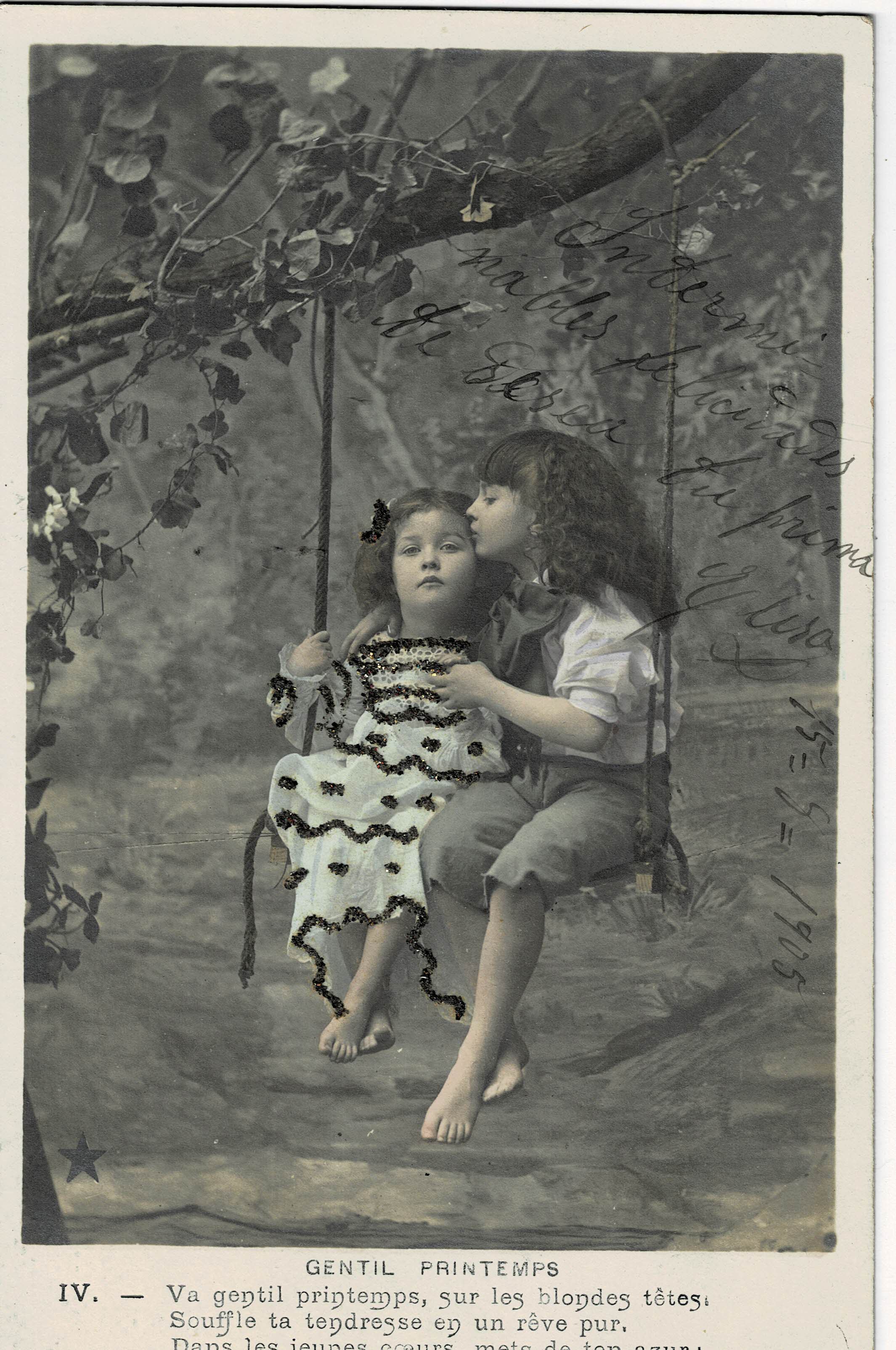 POSTAL DE NIÑOS. NIÑAS EN COLUMPIO CON PURPURINA.