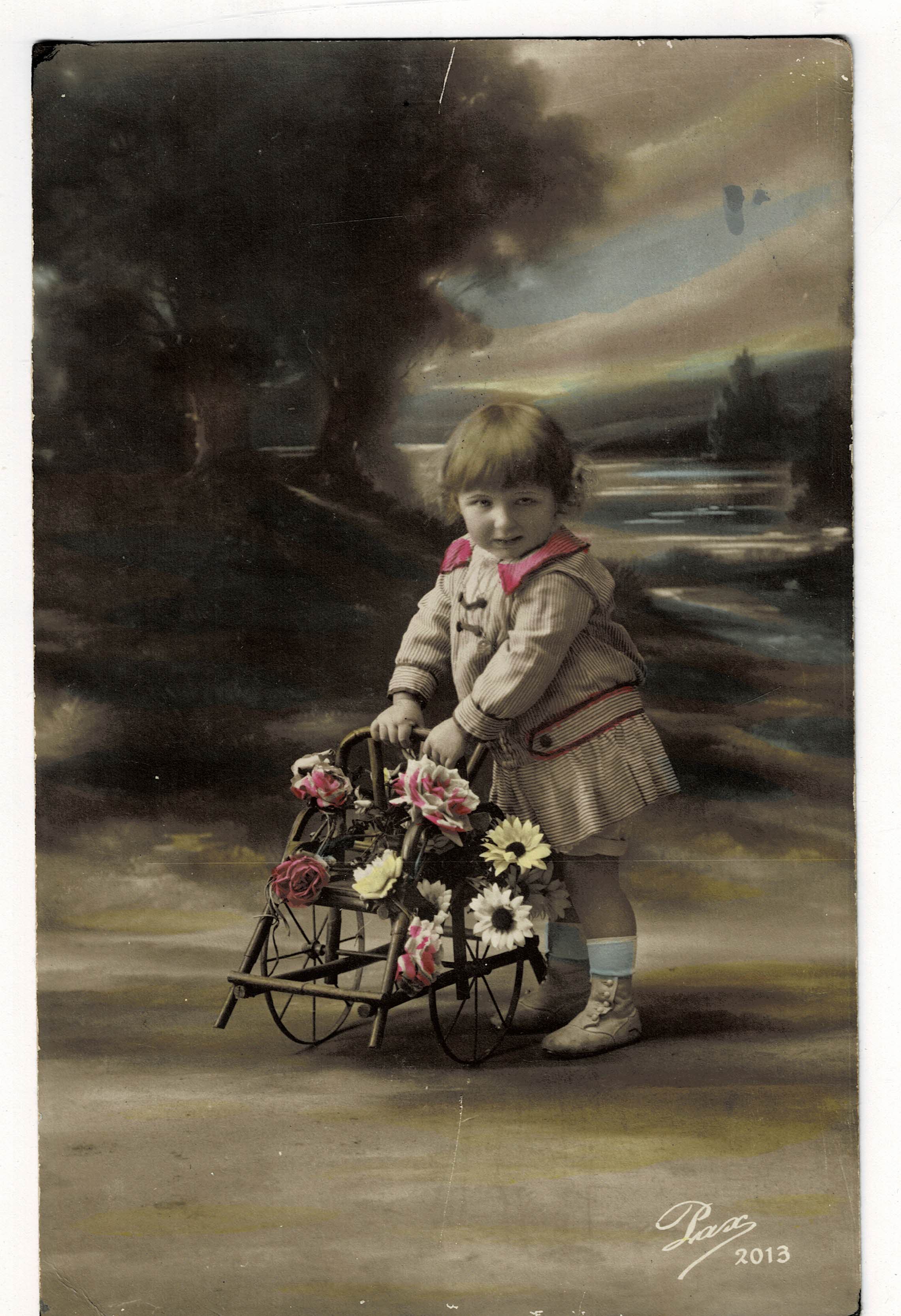 POSTAL DE NIÑOS. NIÑA CON FLORES.