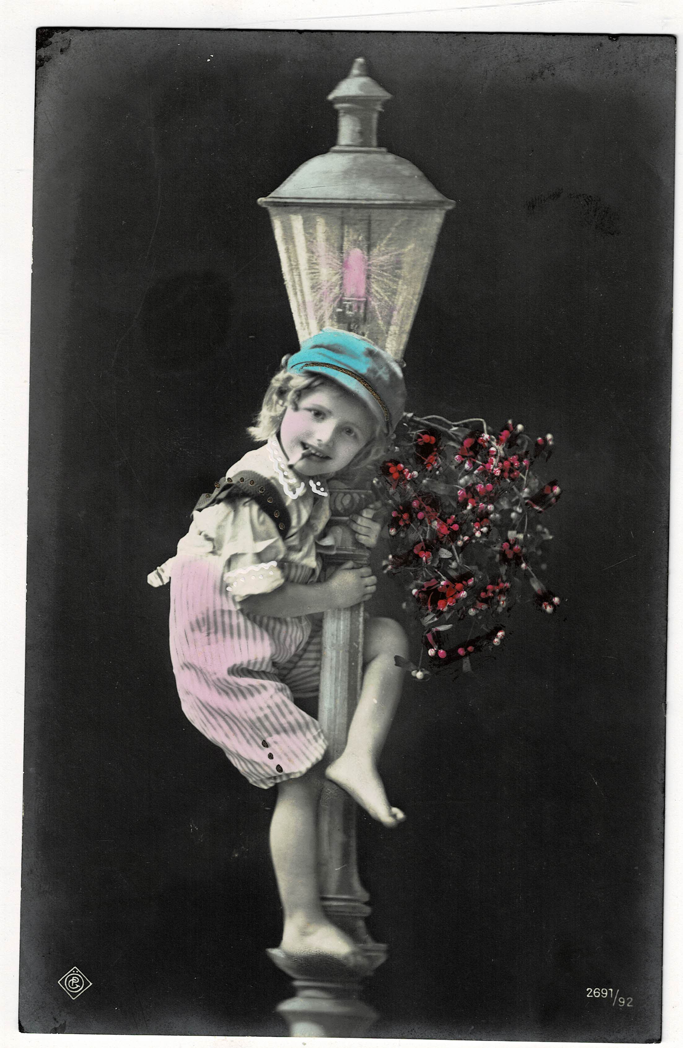 POSTAL DE NIÑOS. NIÑO SUBIDO A UNA FAROLA.