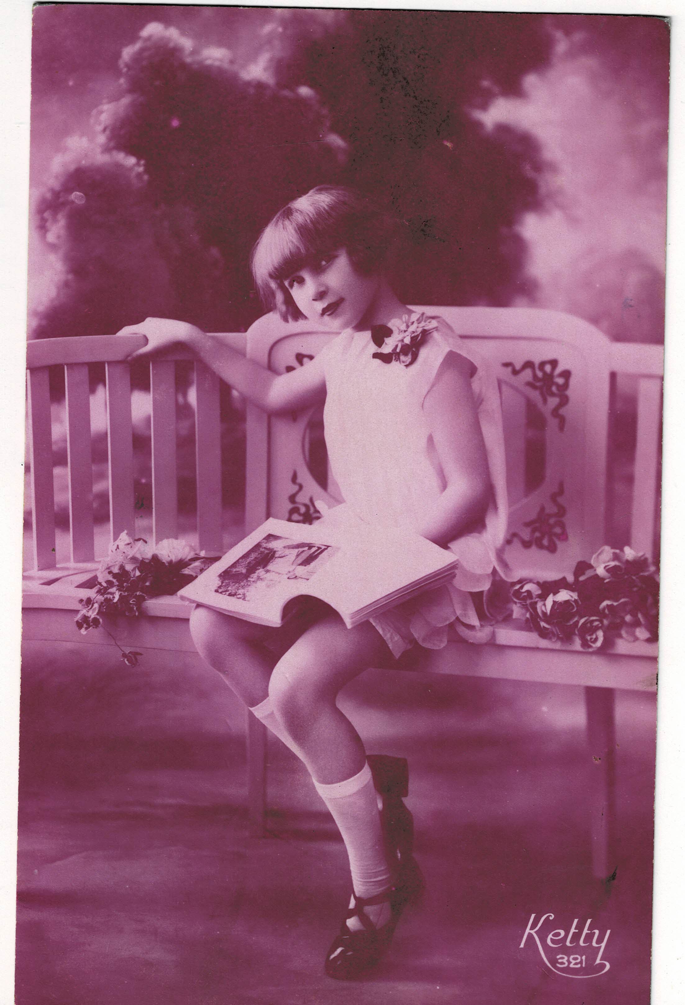 POSTAL DE NIÑOS. NIÑA SENTADA EN UN BANCO.