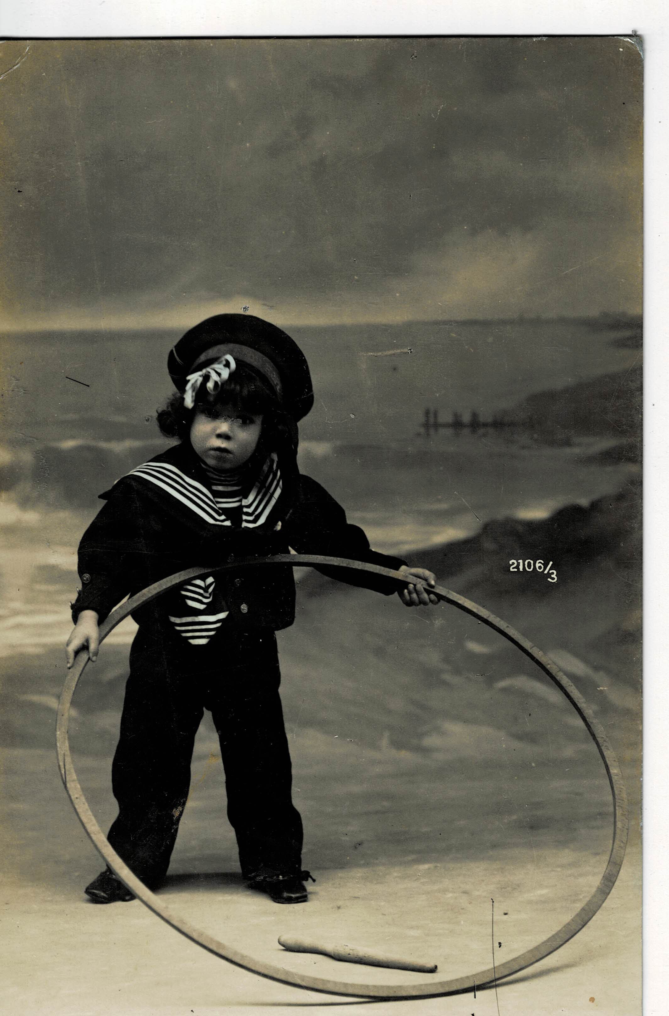 POSTAL DE NIÑOS. NIÑA CON RUEDA.
