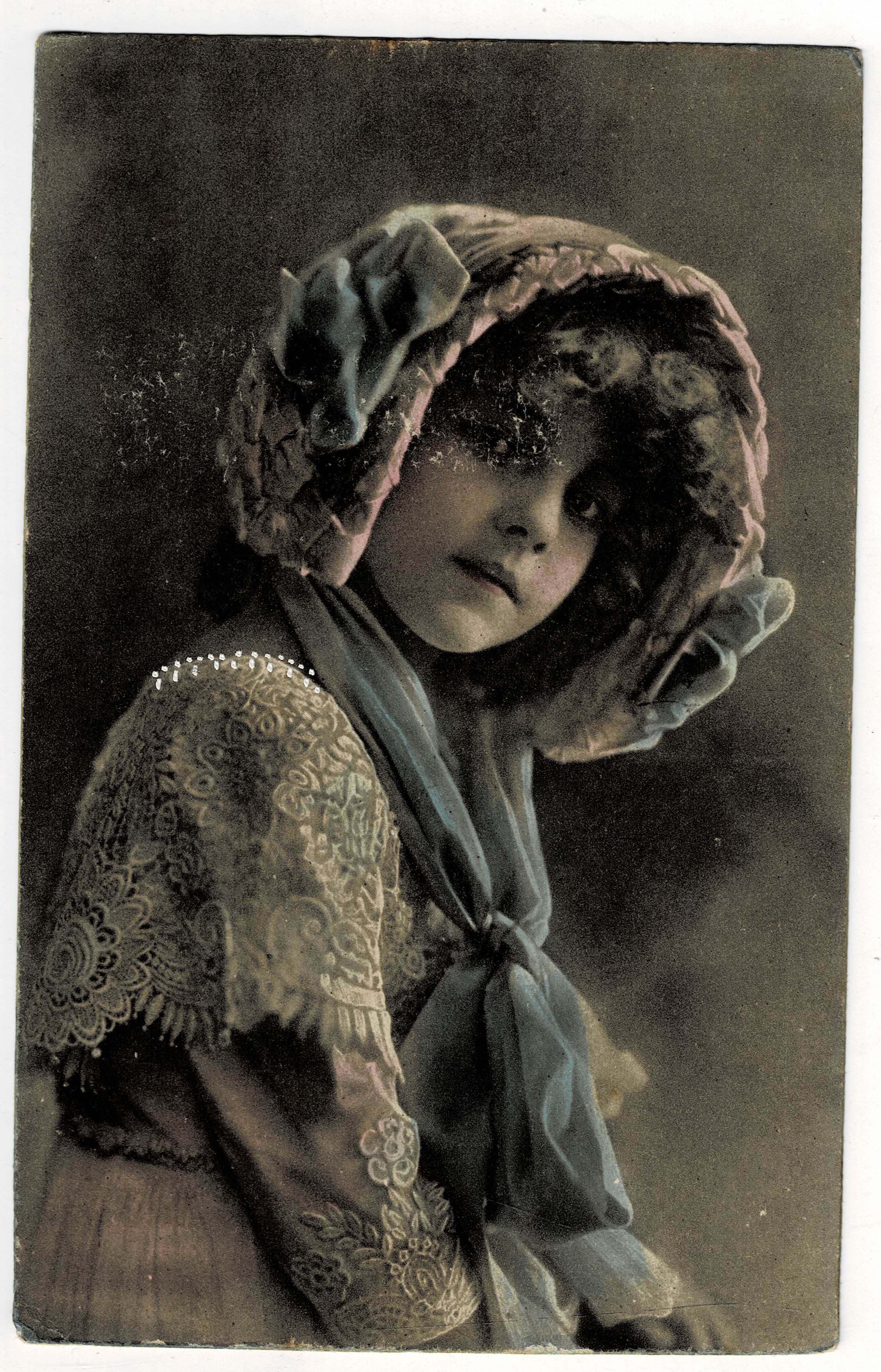 POSTAL DE NIÑOS. NIÑA CON SOMBRERO.