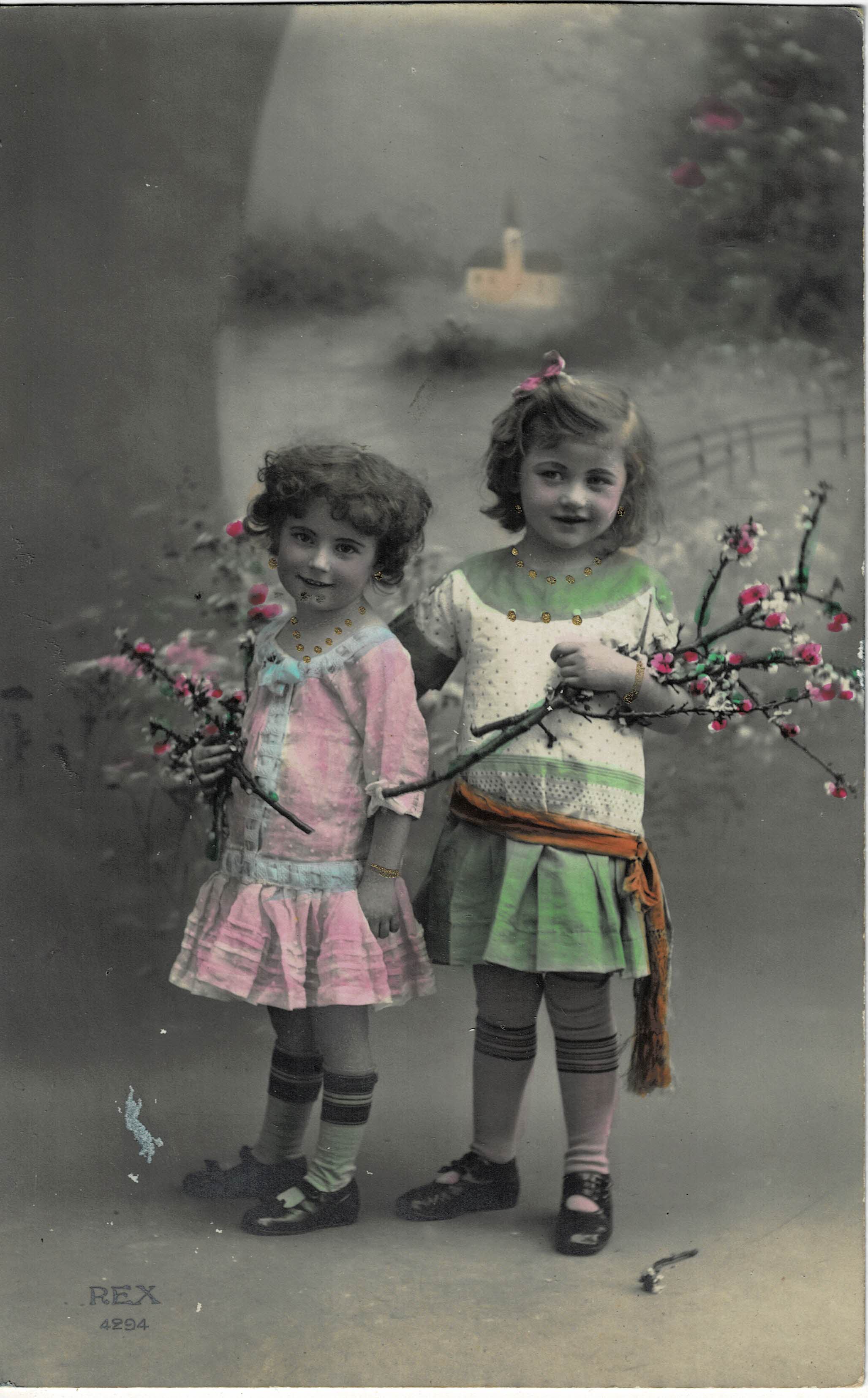 POSTAL DE NIÑOS. NIÑAS CON FLORES.