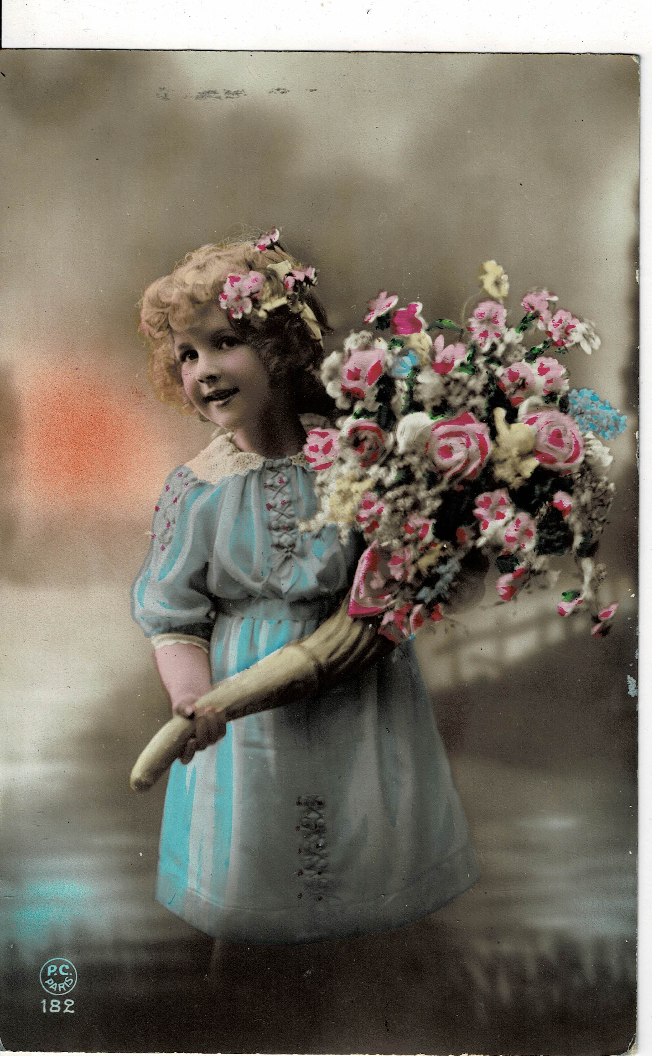 POSTAL DE NIÑOS. NIÑA CON FLORES.