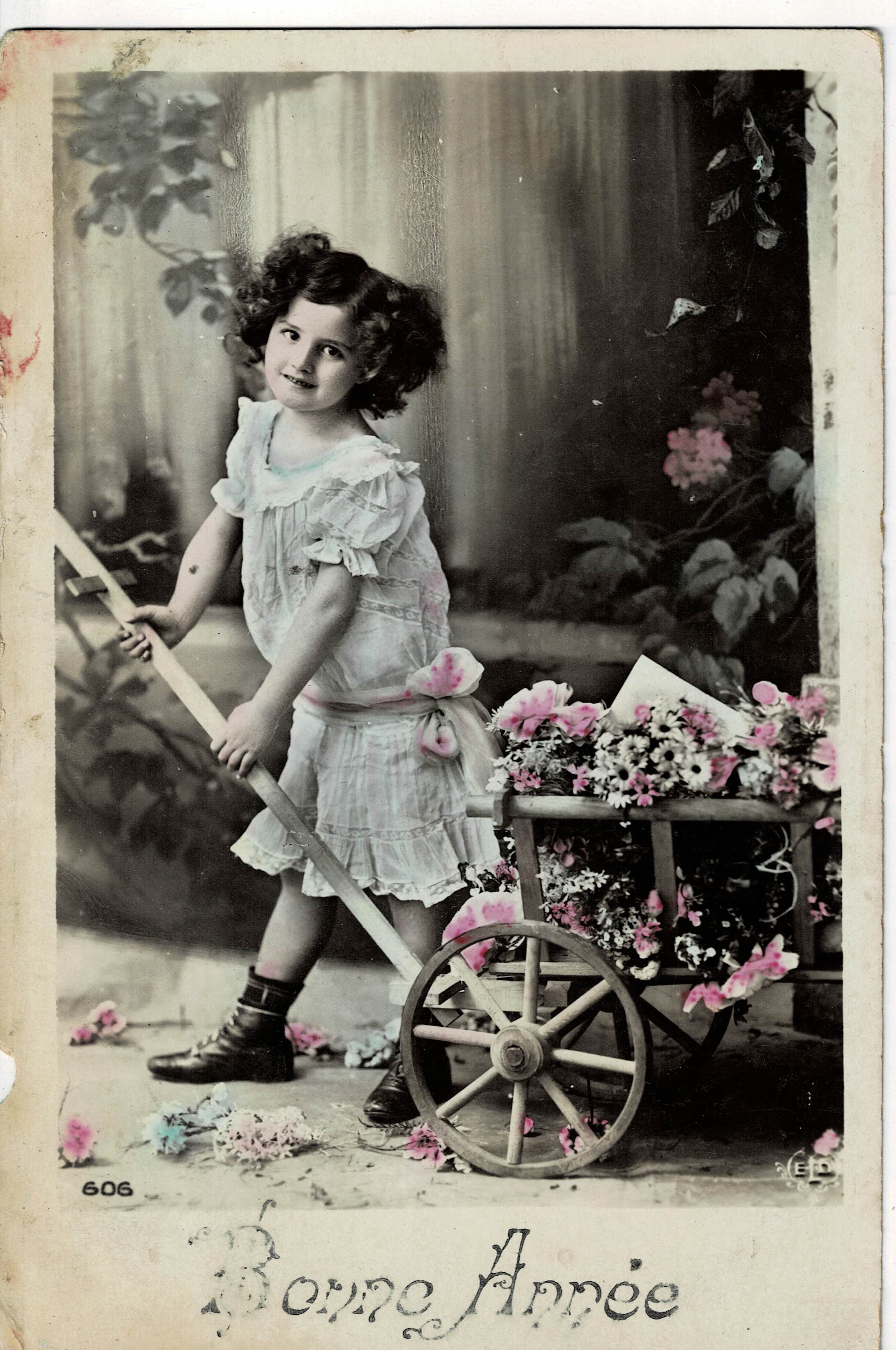 POSTAL DE NIÑOS. NIÑA CON FLORES.