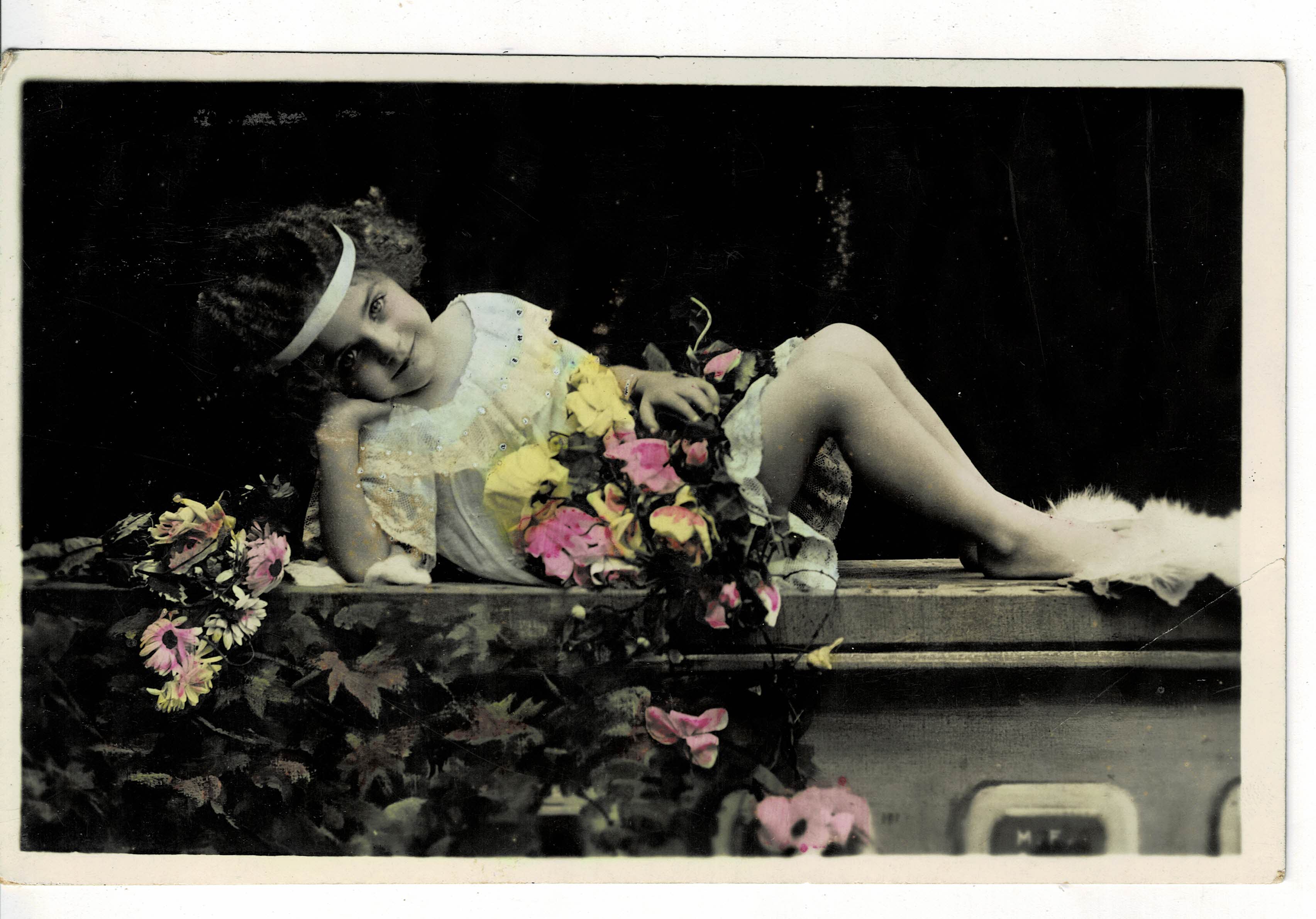 POSTAL DE NIÑOS. NIÑA CON FLORES.