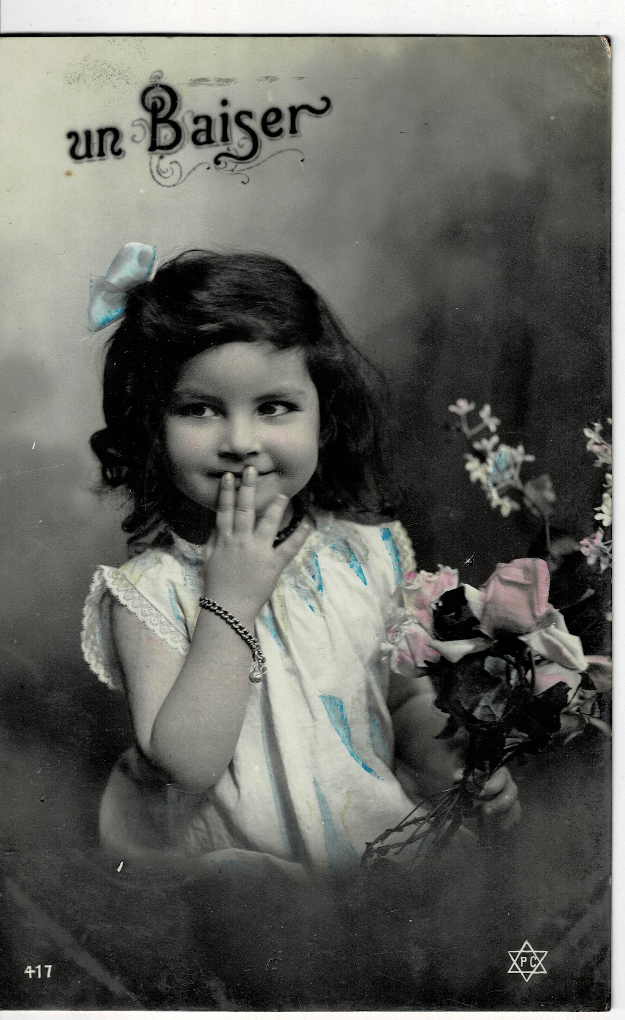 POSTAL DE NIÑOS. NIÑA. UN BAISER.