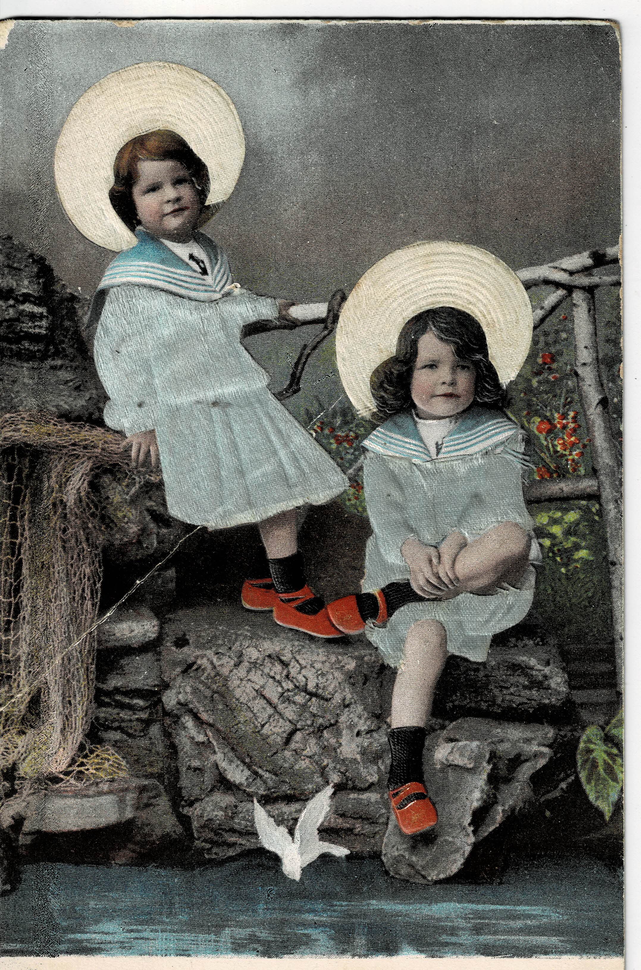POSTAL DE NIÑOS. NIÑOS CON RELIEVES Y TELA.