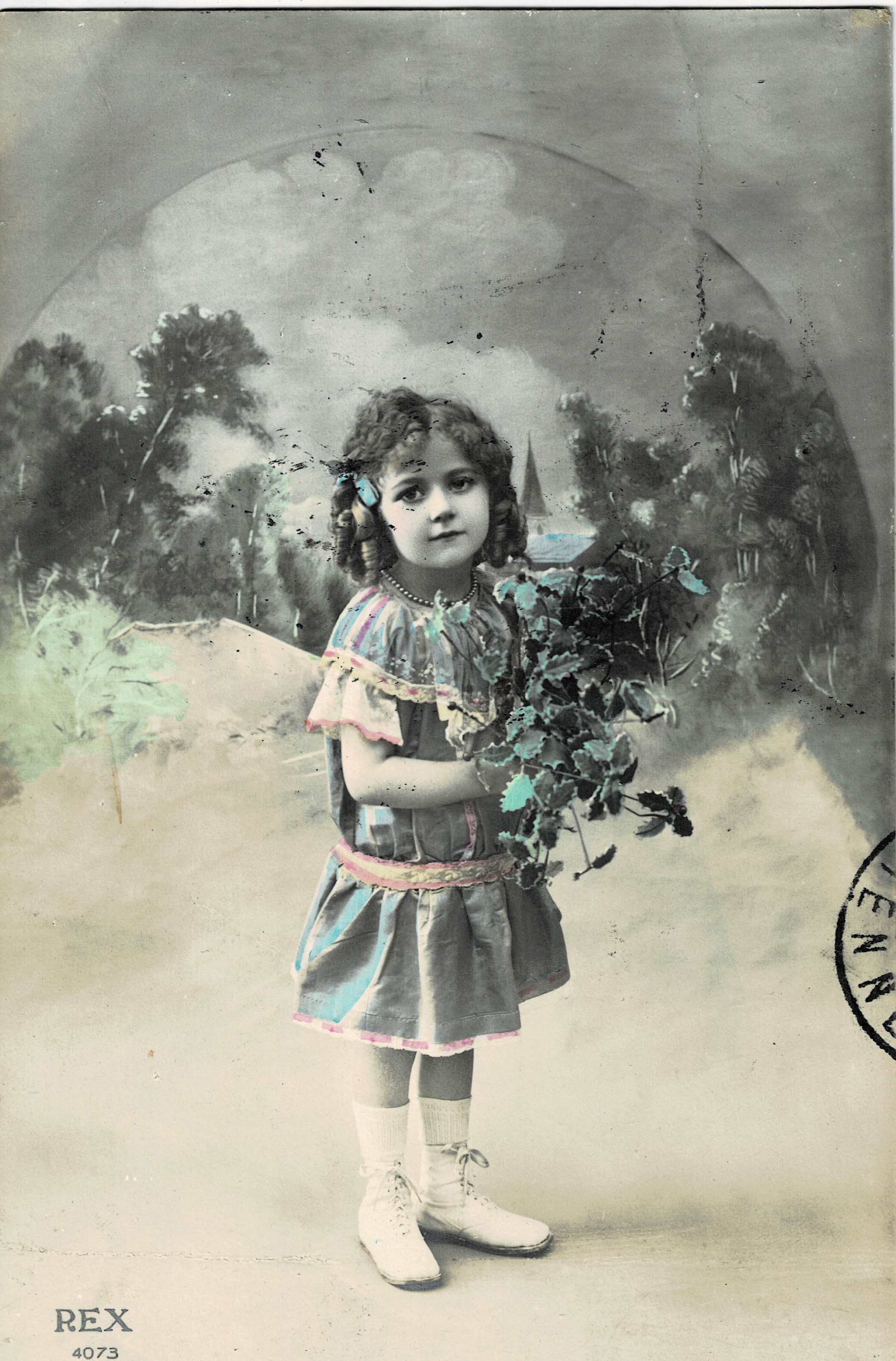 POSTAL DE NIÑOS. NIÑA CON FLORES.