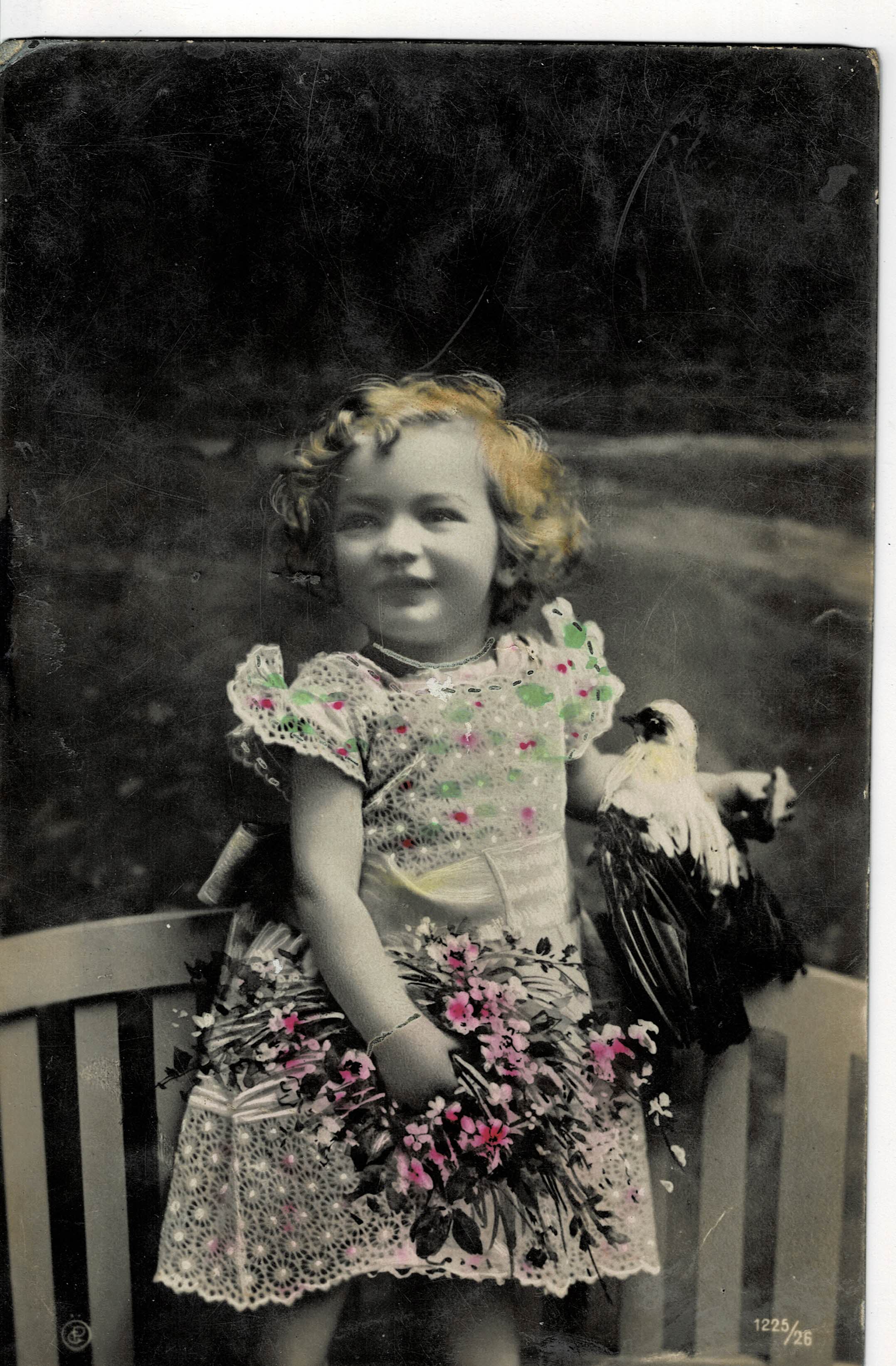 POSTAL DE NIÑOS. NIÑAS CON PAJARO.