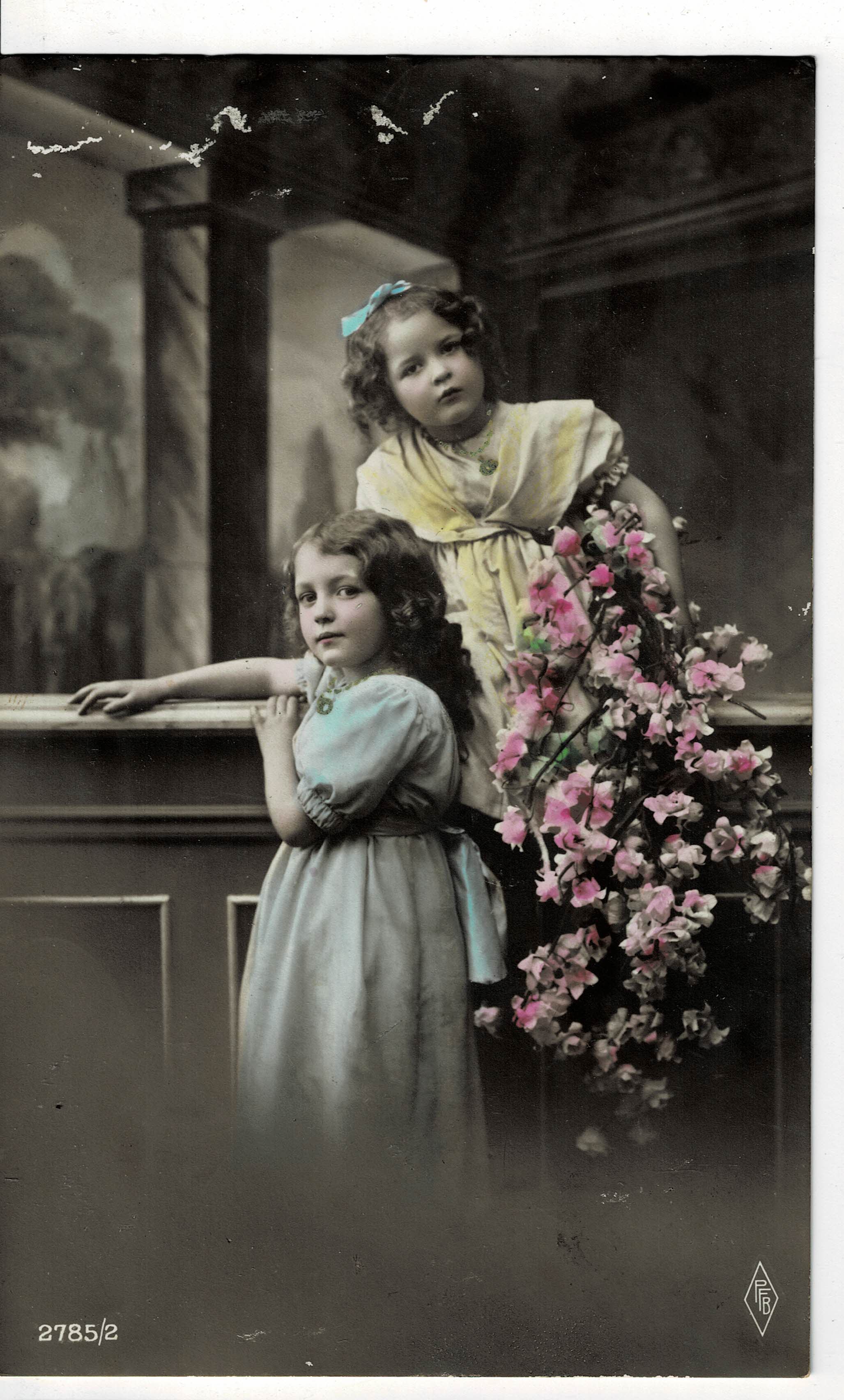 POSTAL DE NIÑOS. NIÑAS CON FLORES.