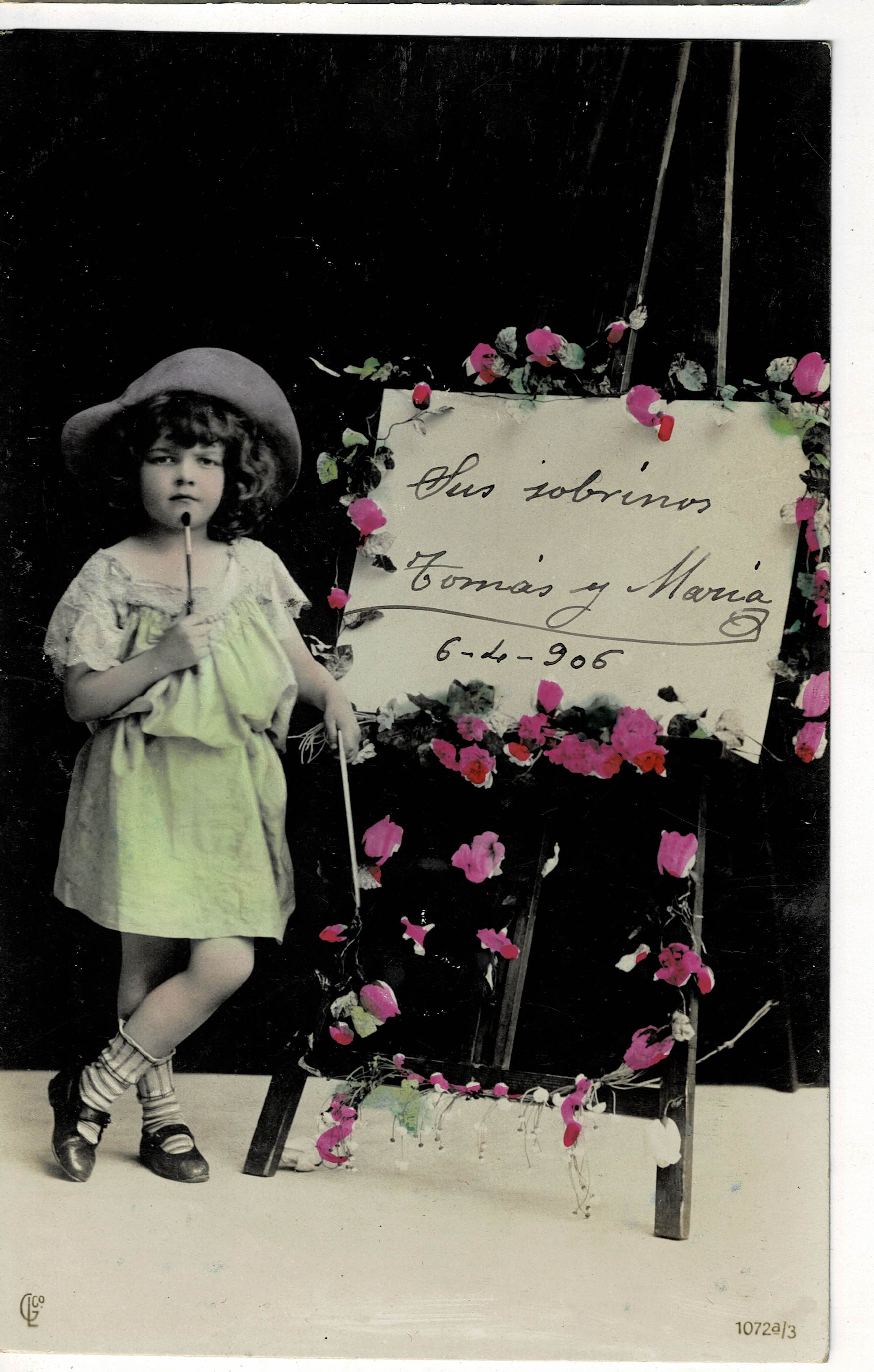 POSTAL DE NIÑOS. NIÑAS CON PIZARRA.