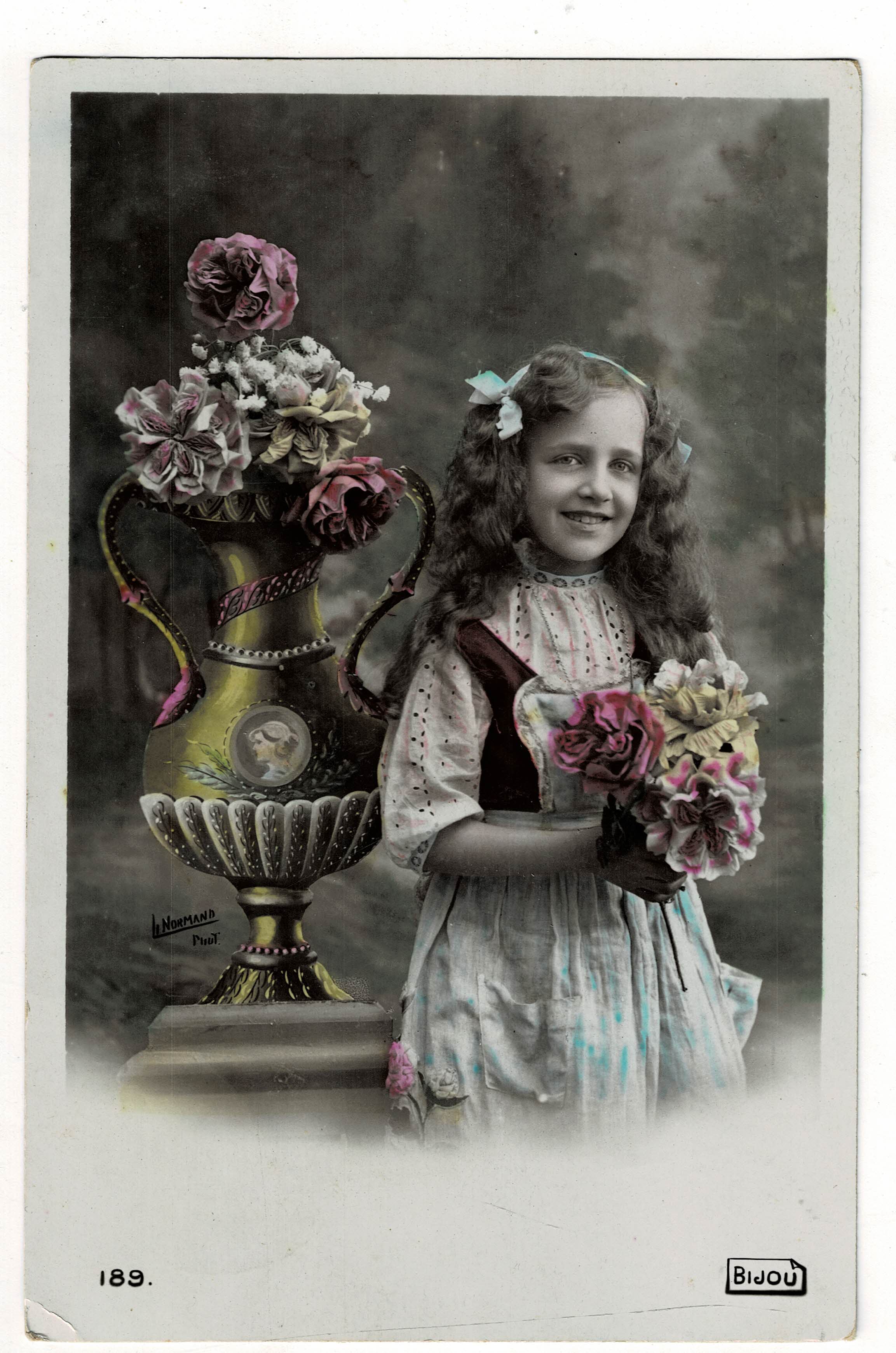 POSTAL DE NIÑOS. NIÑAS CON FLORES.