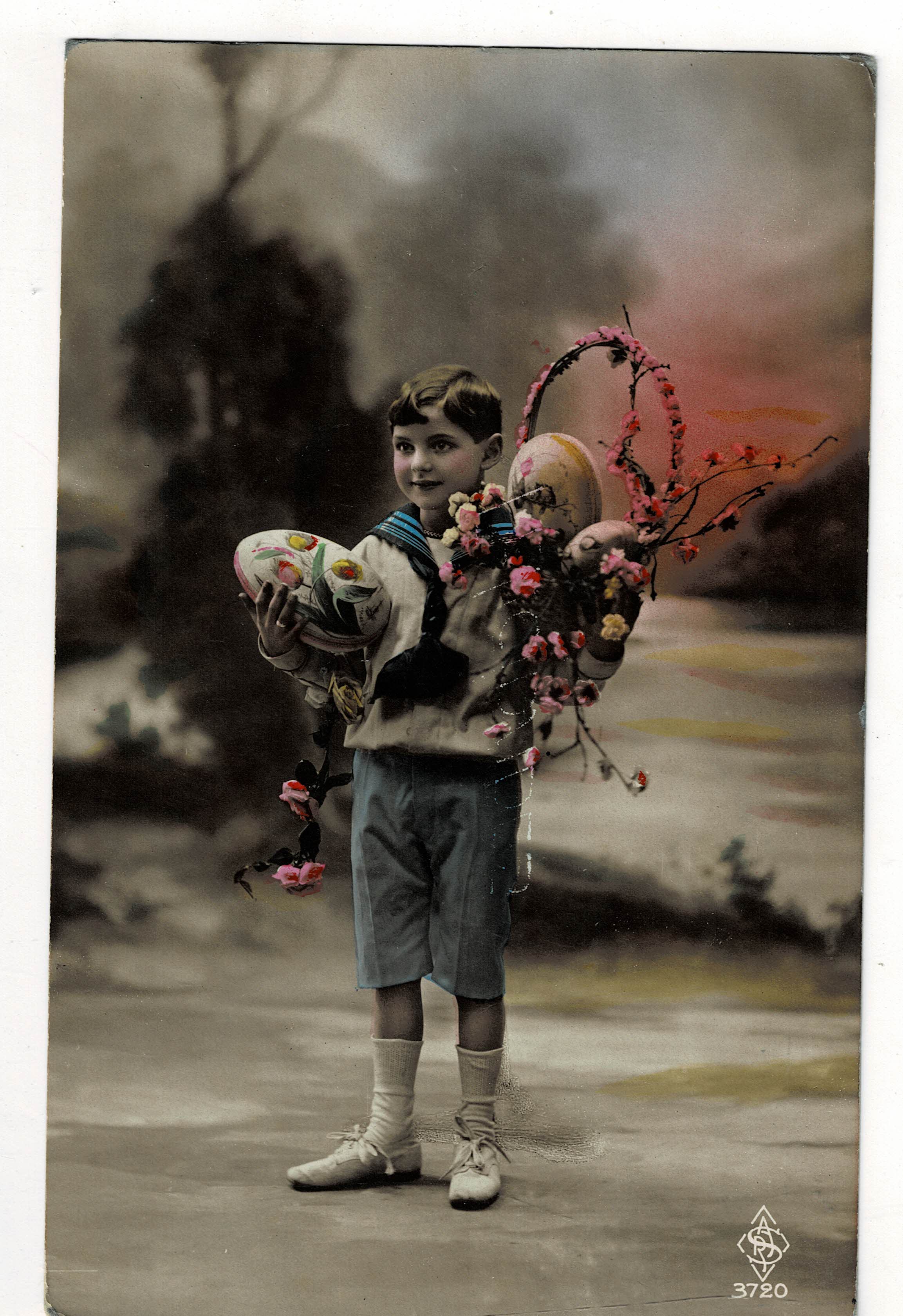 POSTAL DE NIÑOS. NIÑO CON FLORES Y HUEVOS.