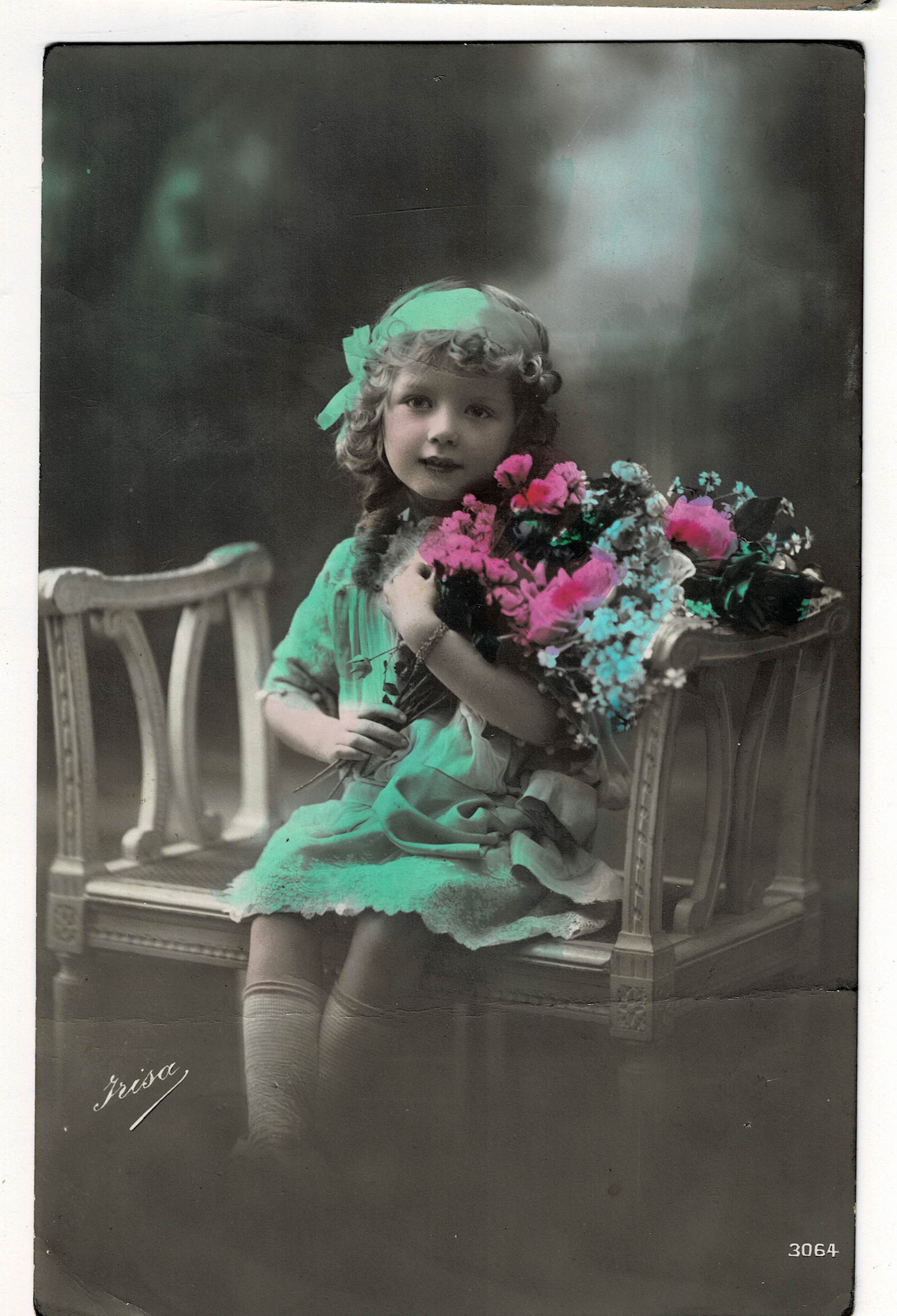 POSTAL DE NIÑOS. NIÑA CON FLORES.
