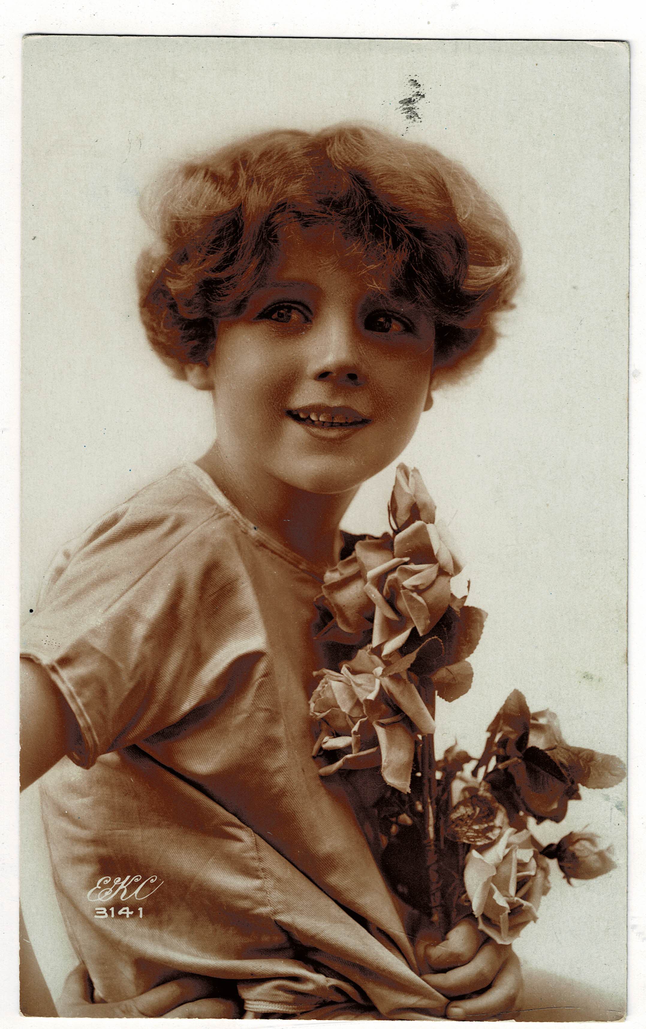 POSTAL DE NIÑOS. NIÑA CON FLORES.