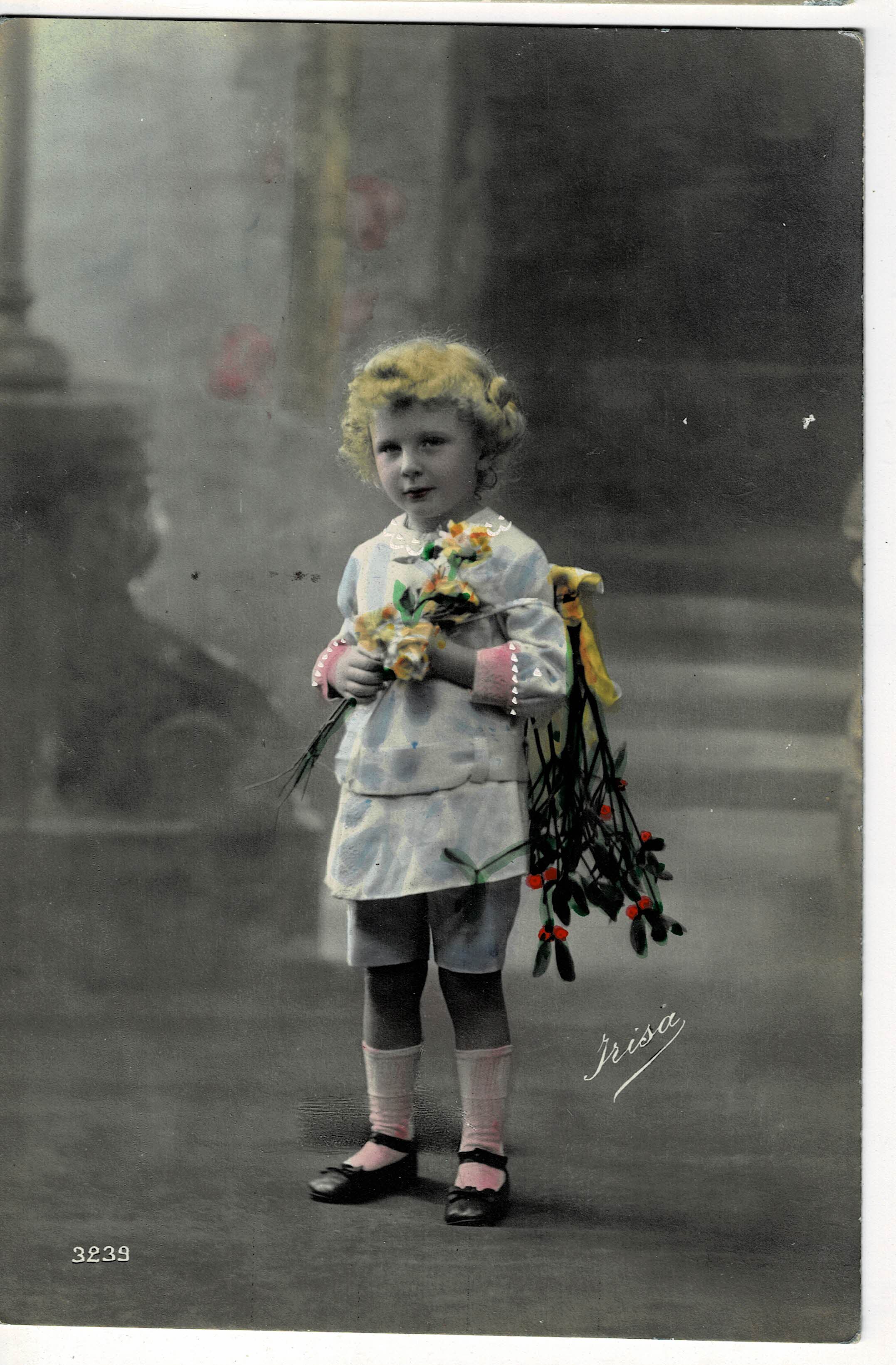 POSTAL DE NIÑOS. NIÑA CON FLORES.