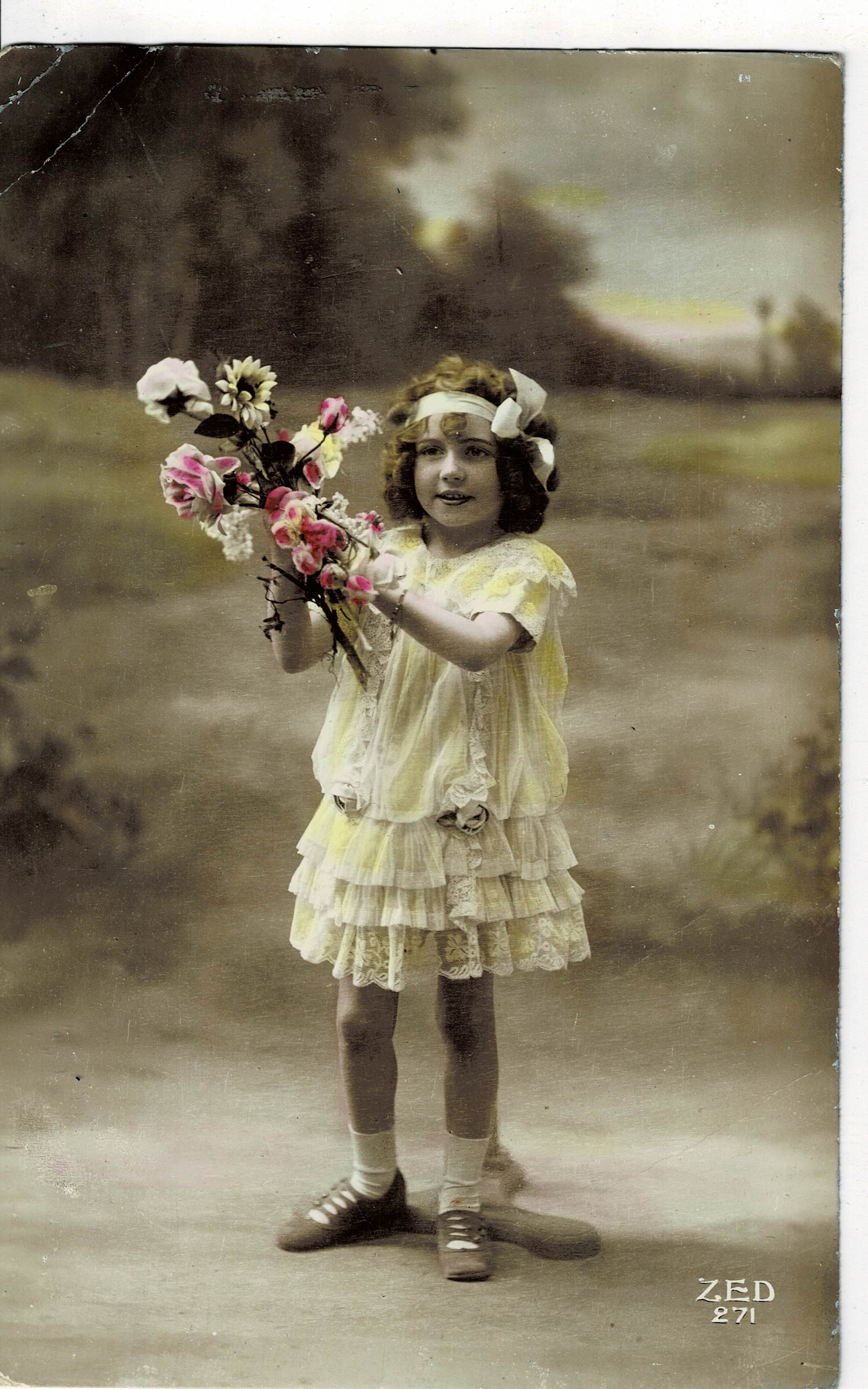 POSTAL DE NIÑOS. NIÑA CON FLORES.