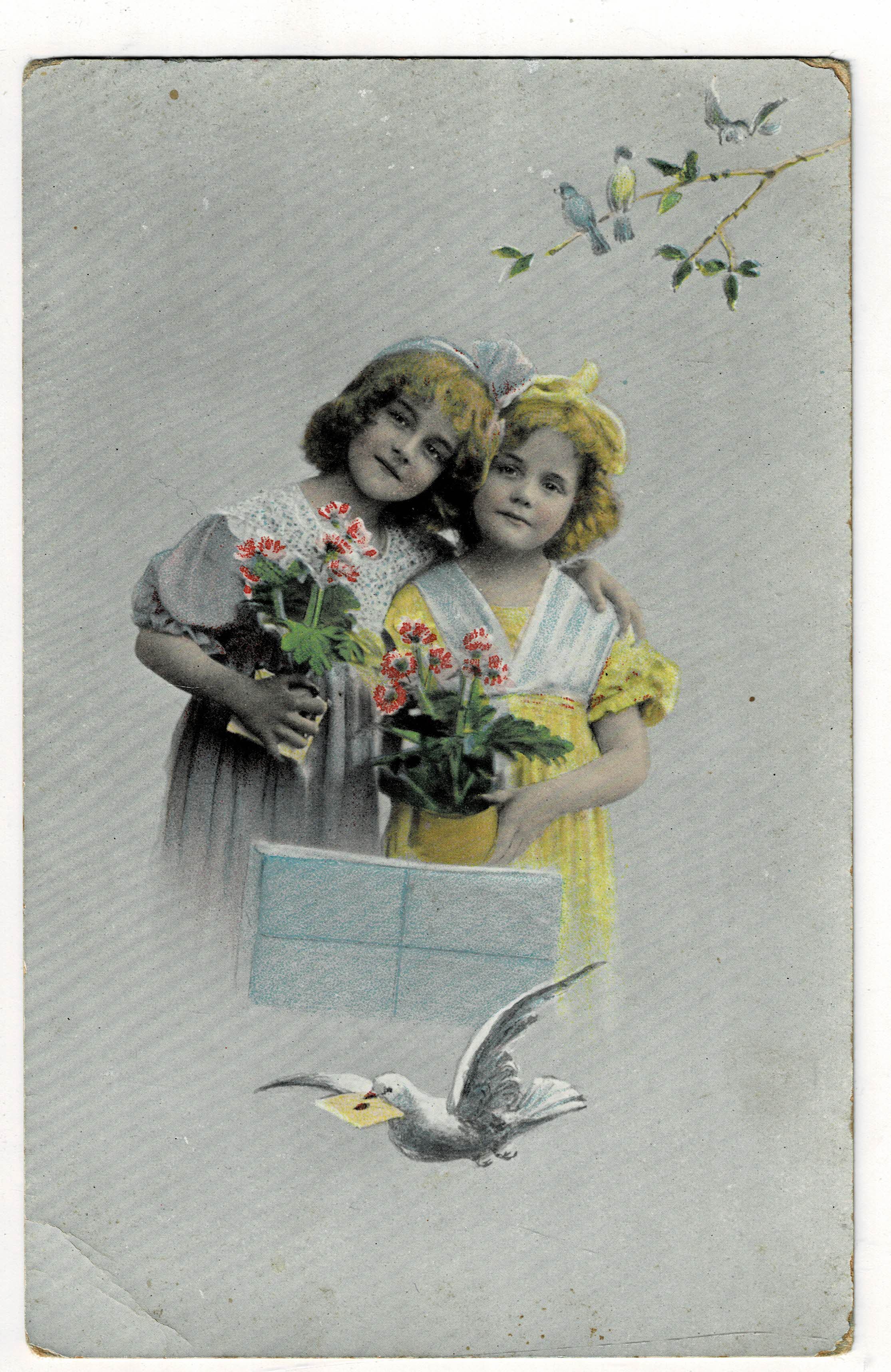 POSTAL DE NIÑOS. NIÑAS CON FLORES.