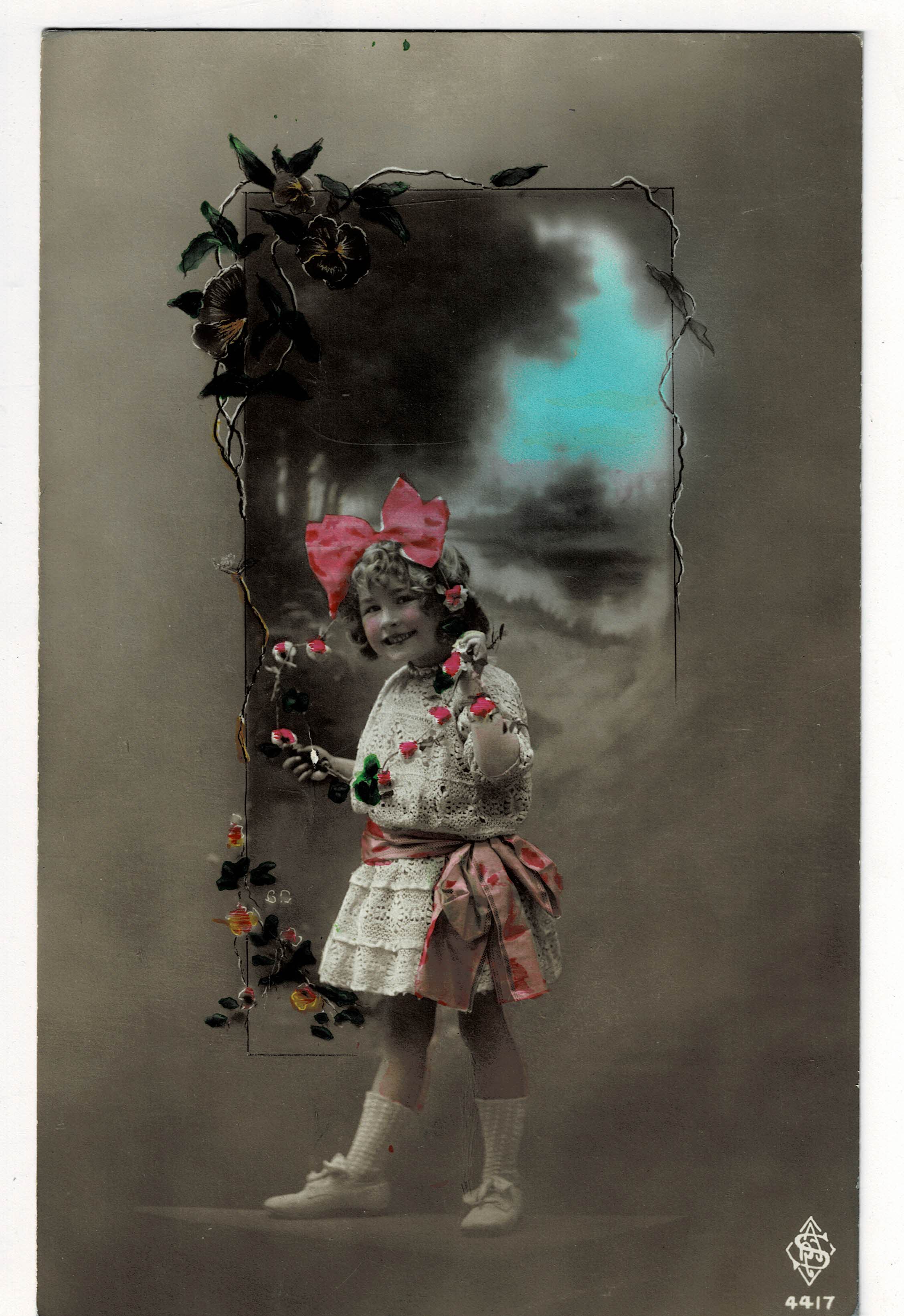 POSTAL DE NIÑOS. NIÑA CON FLORES.