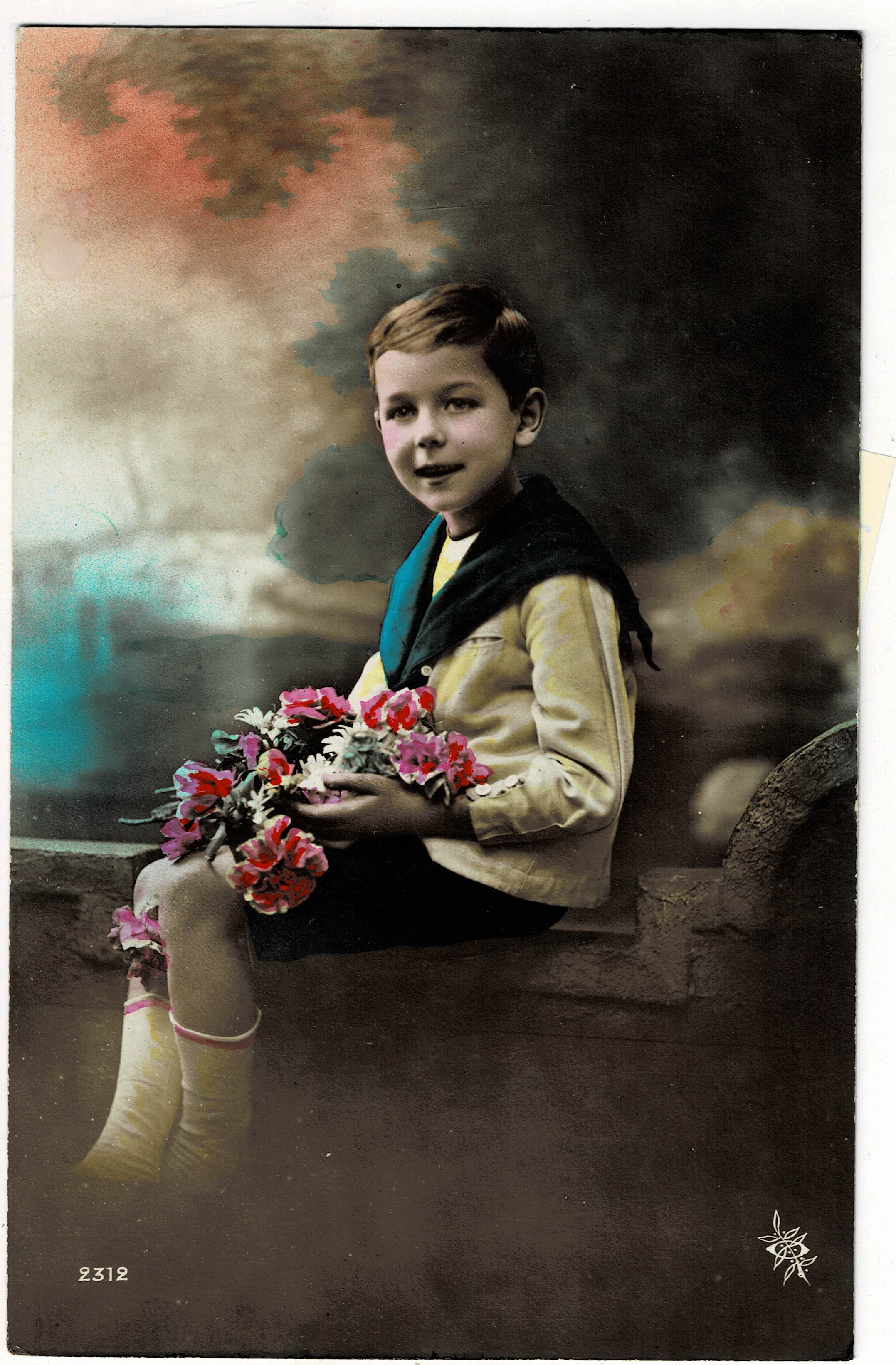 POSTAL DE NIÑOS. NIÑO CON FLORES.