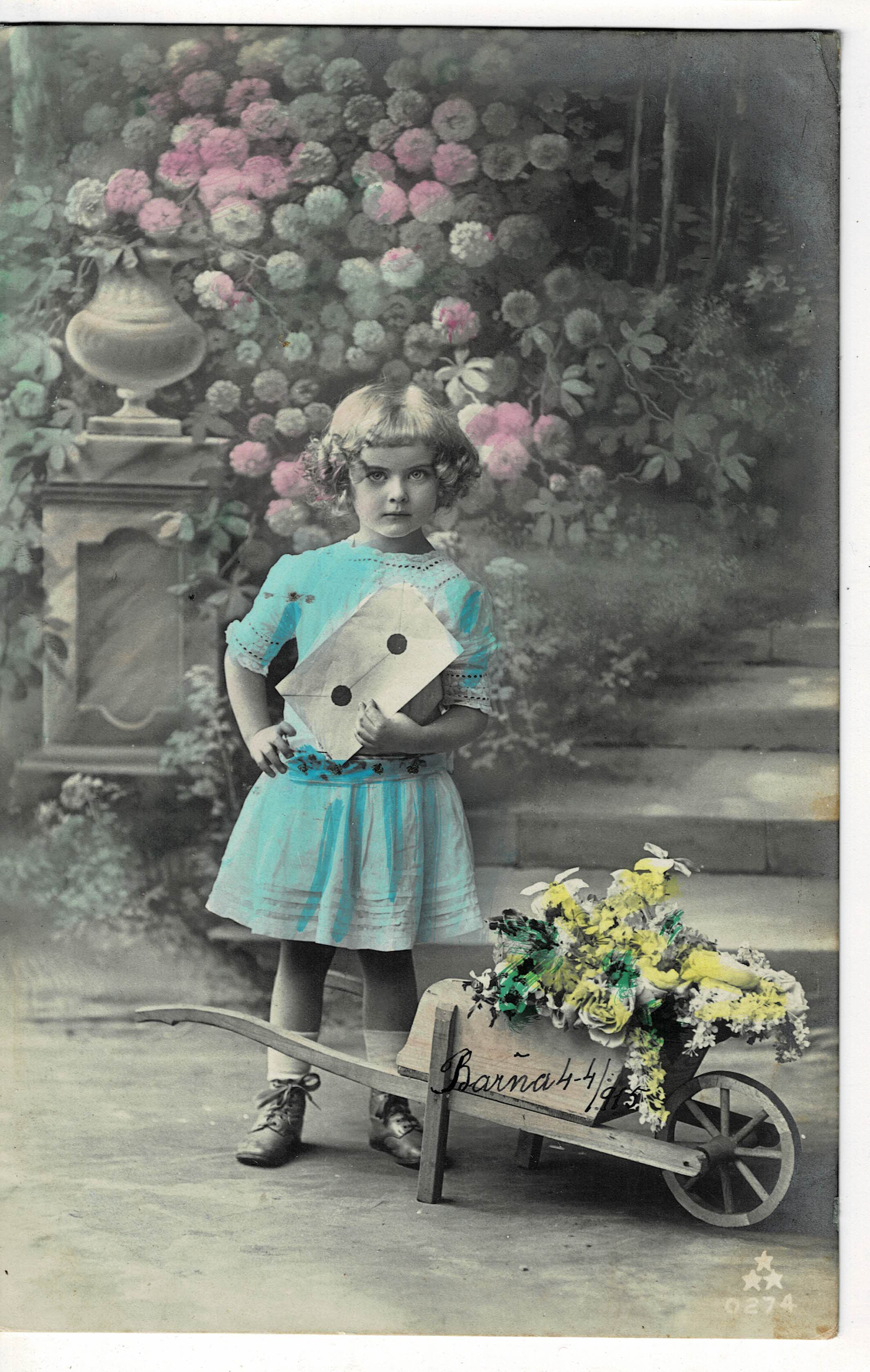 POSTAL DE NIÑOS. NIÑA CON SOBRE.