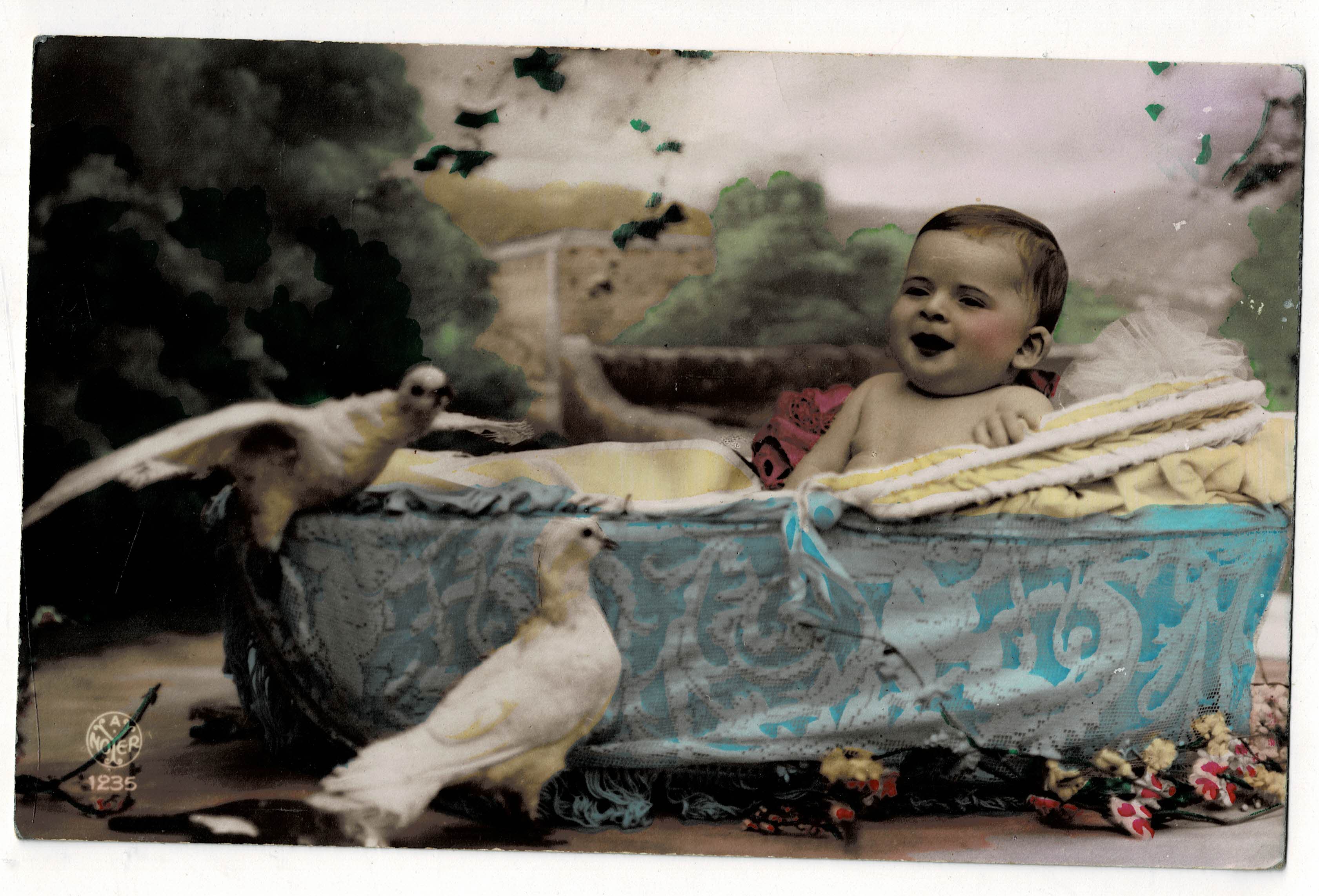POSTAL DE NIÑOS. BEBE CON PALOMAS.