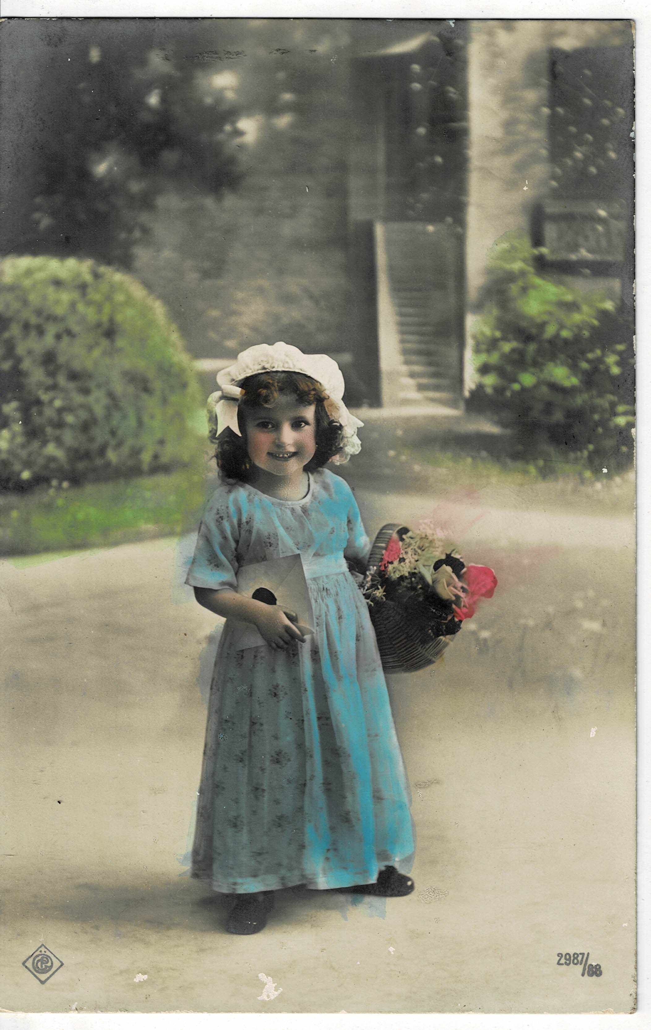 POSTAL DE NIÑOS. NIÑA CON FLORES.