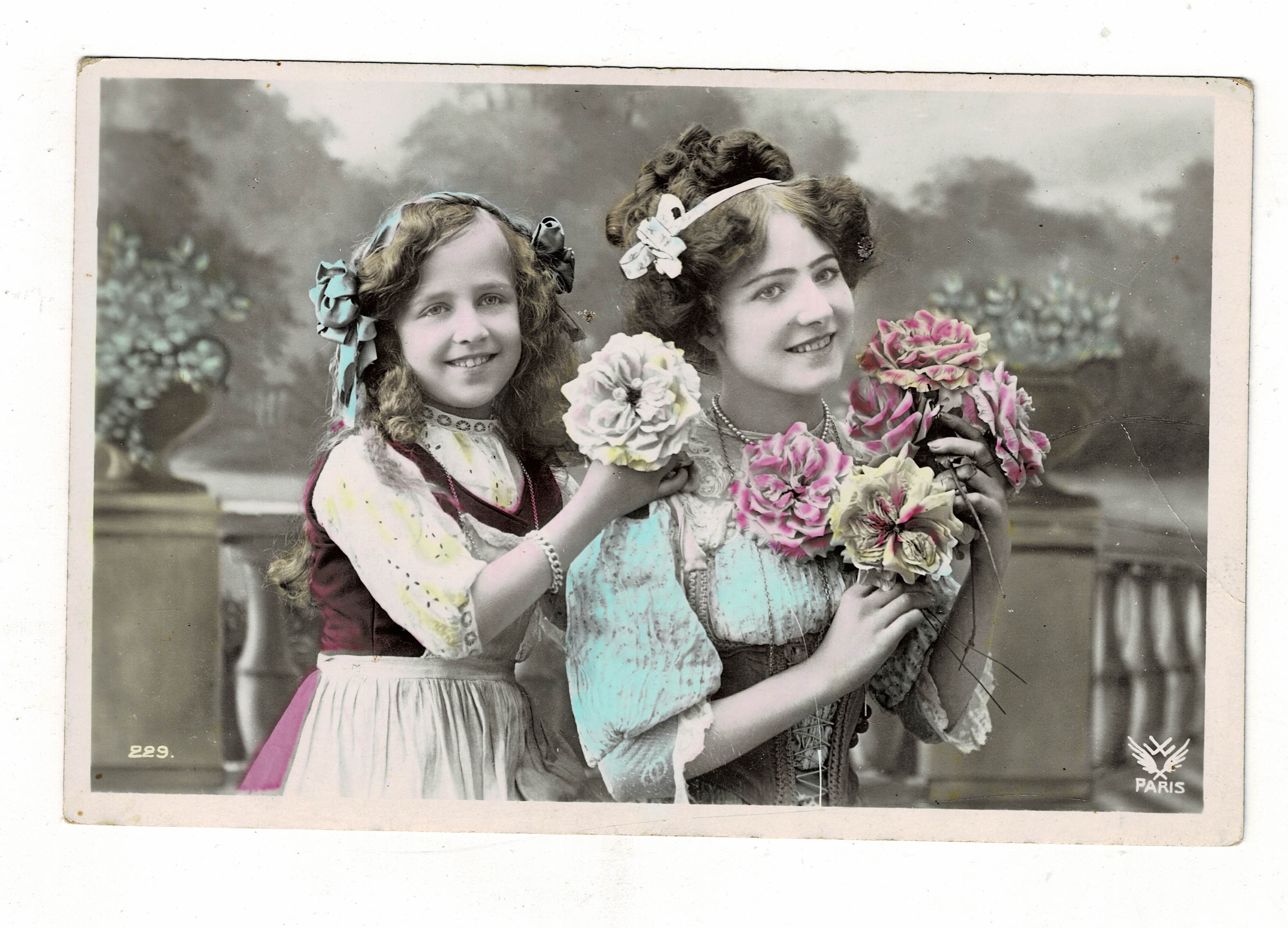 POSTAL DE NIÑOS. NIÑAS CON FLORES.