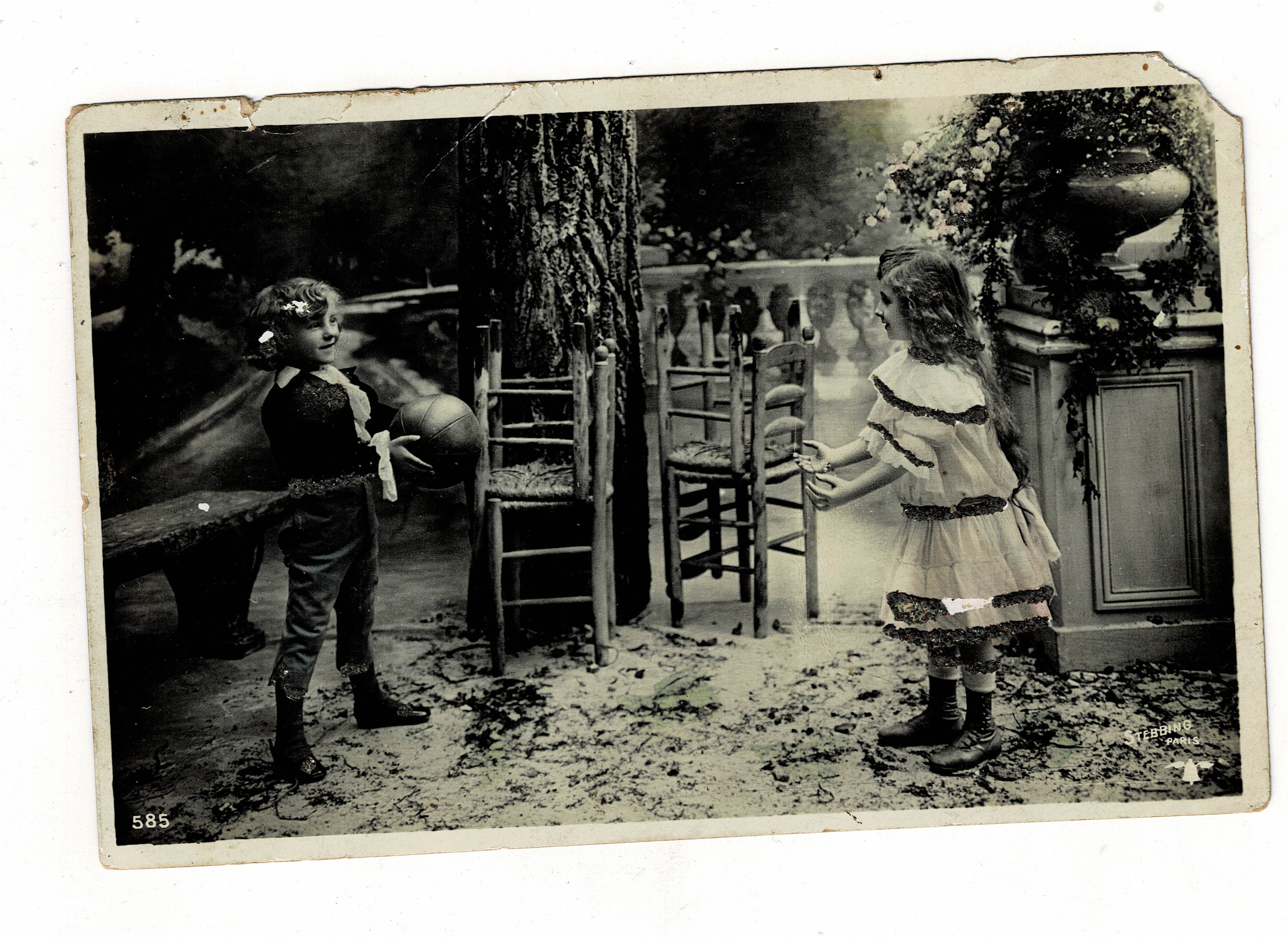 POSTAL DE NIÑOS. NIÑOS JUGANDO.