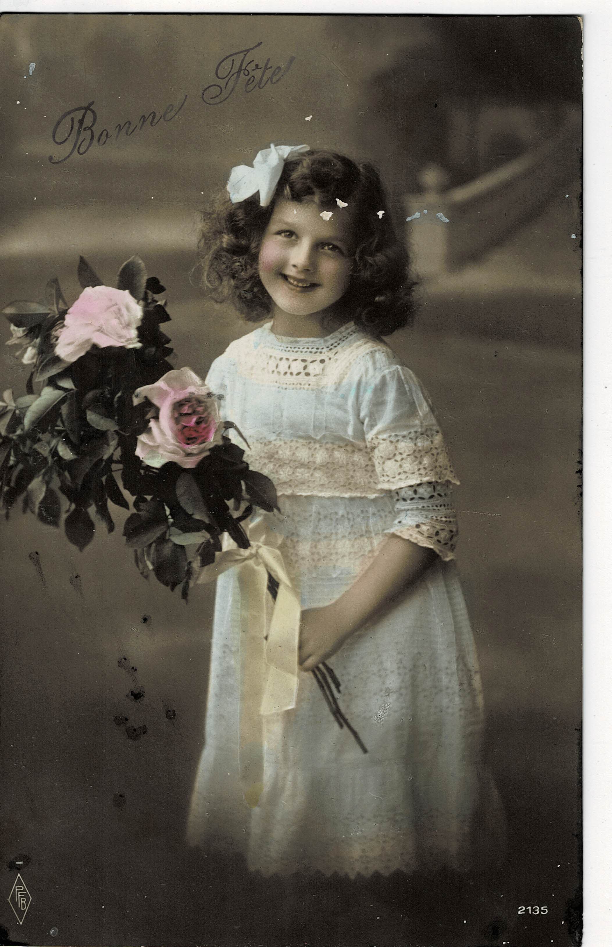 POSTAL DE NIÑOS. NIÑA CON FLORES.