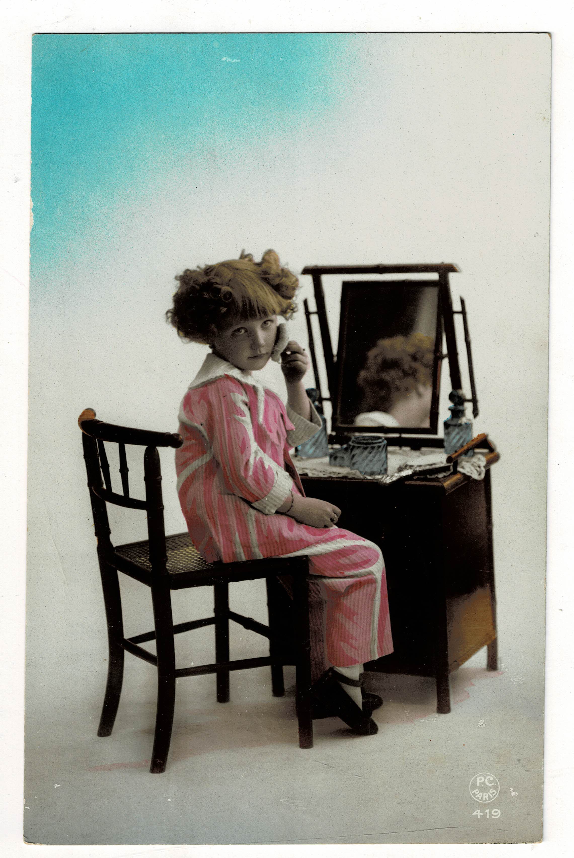 POSTAL DE NIÑOS. NIÑA MAQUILLANDOSE.