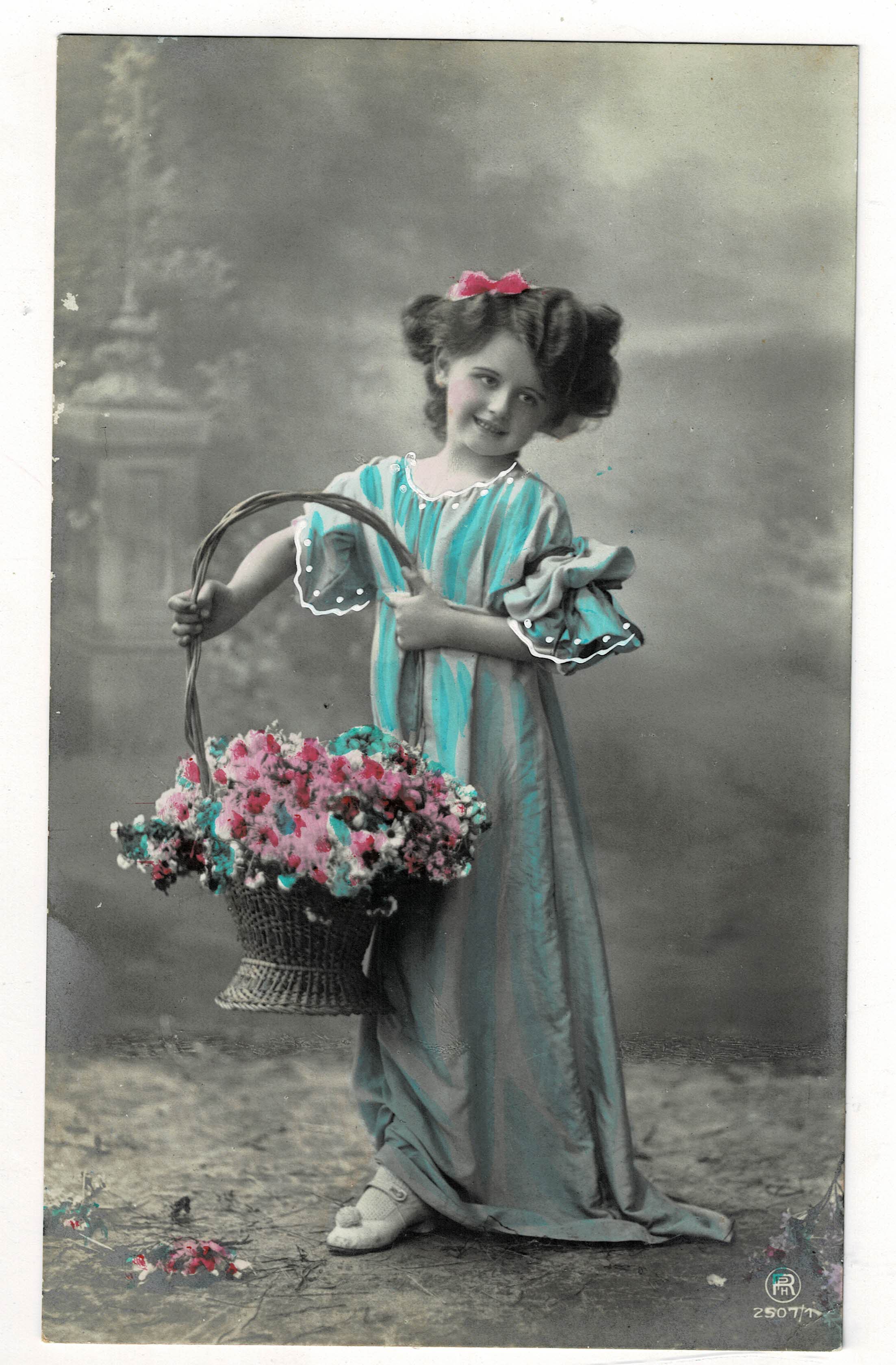 POSTAL DE NIÑOS. NIÑA CON FLORES.