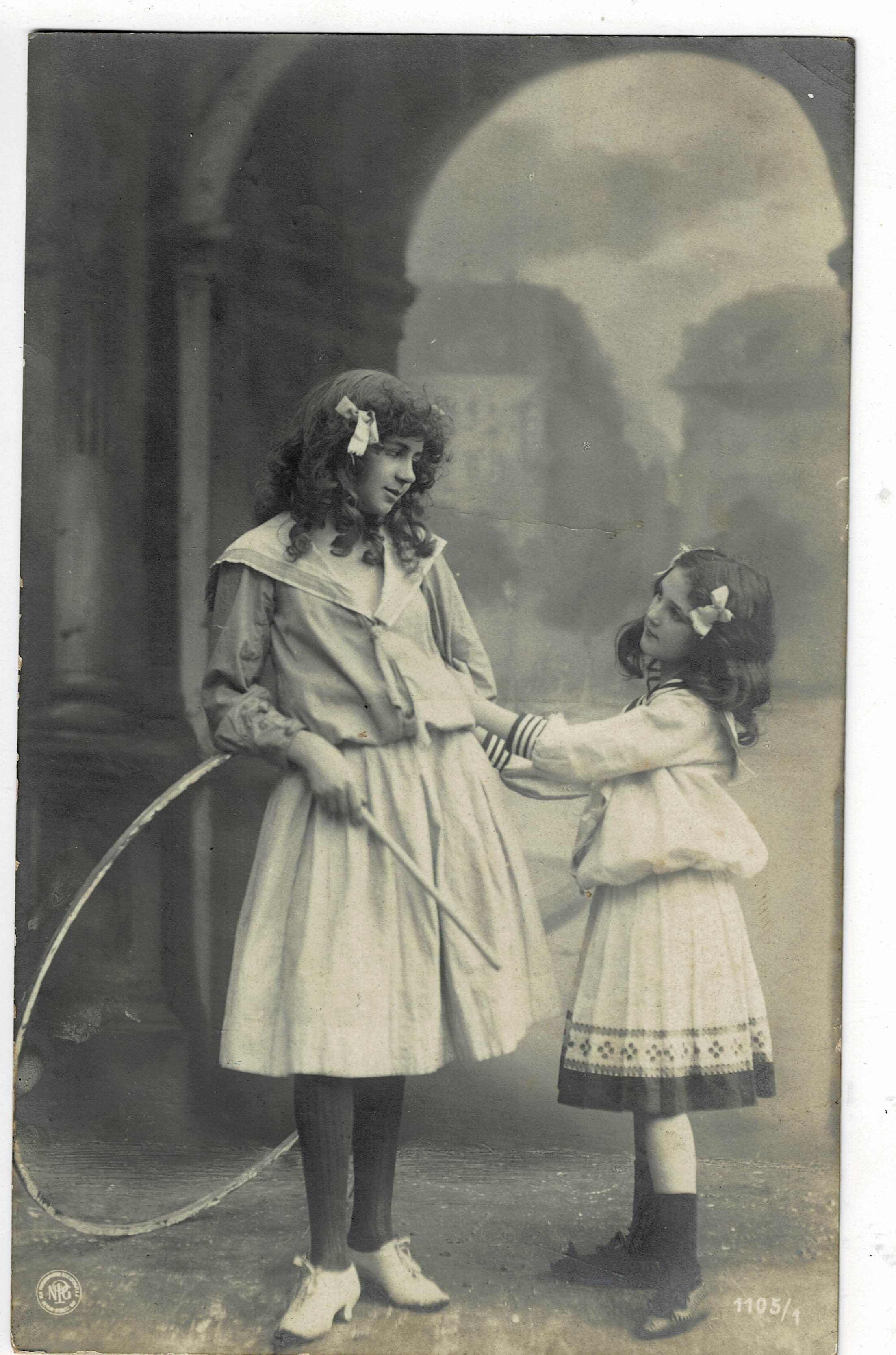 POSTAL DE NIÑOS. NIÑAS BLANCO Y NEGRO.
