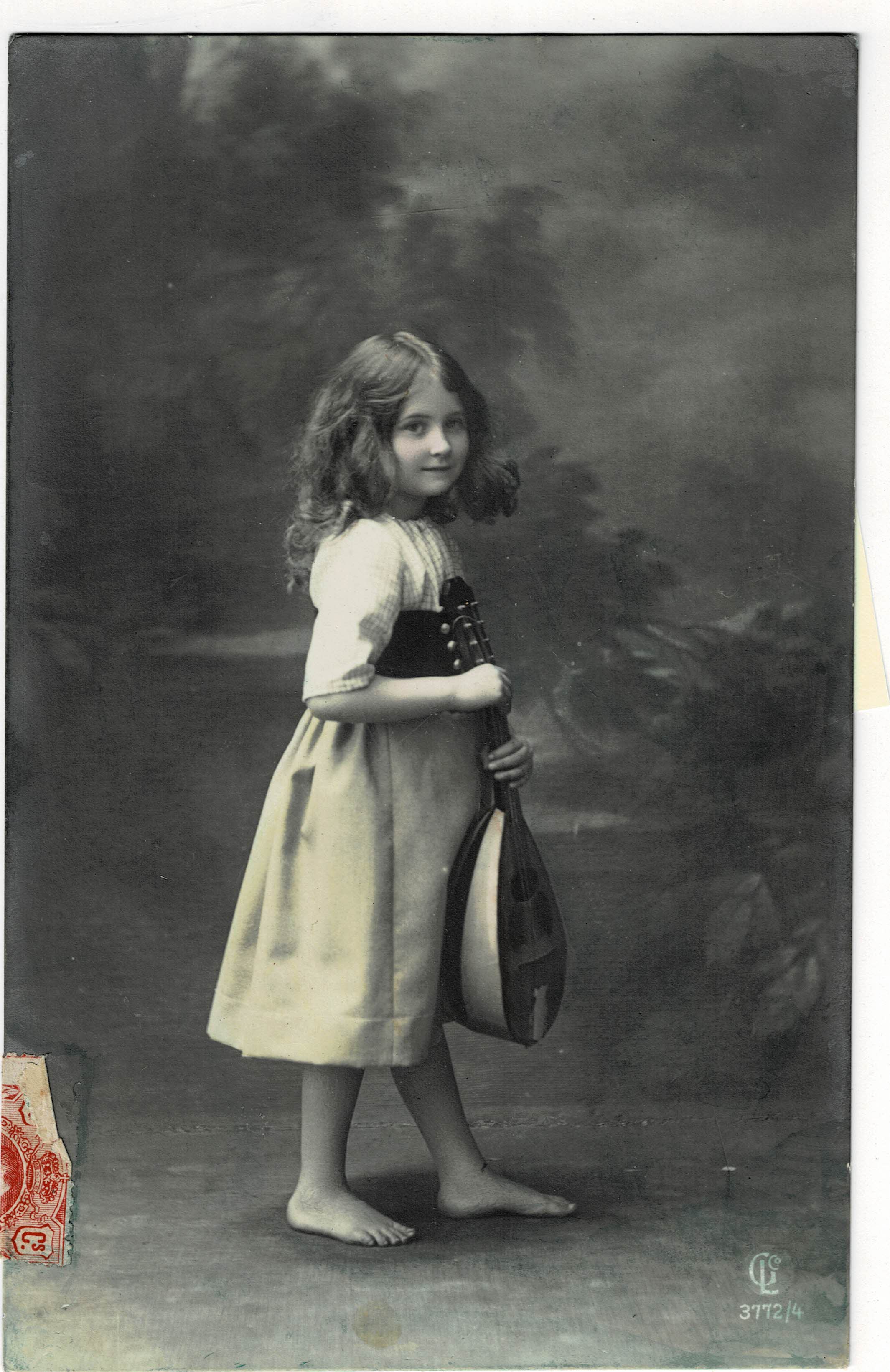 POSTAL DE NIÑOS. NIÑA CON LAUD.