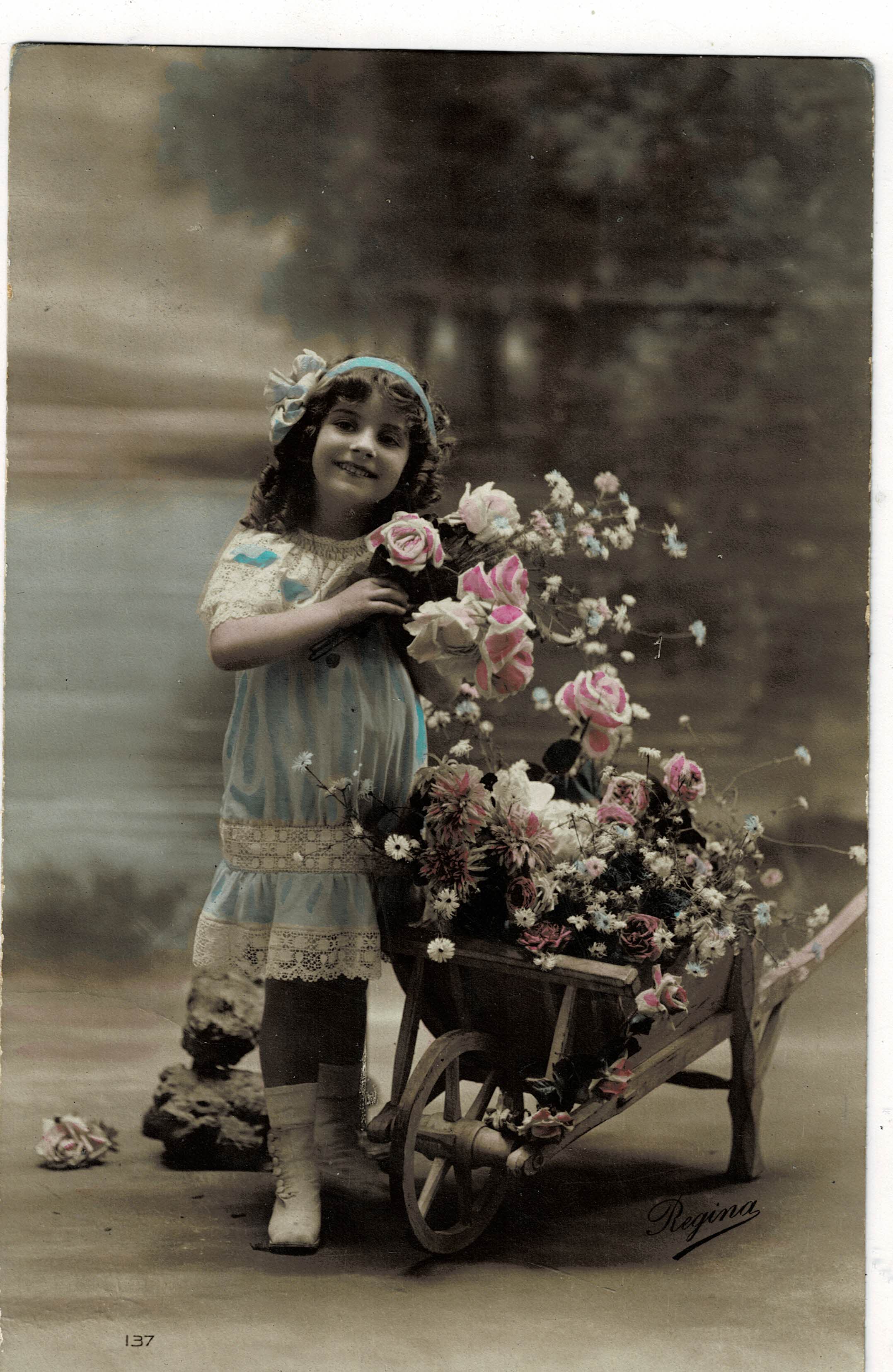 POSTAL DE NIÑOS. NIÑA CON FLORES.