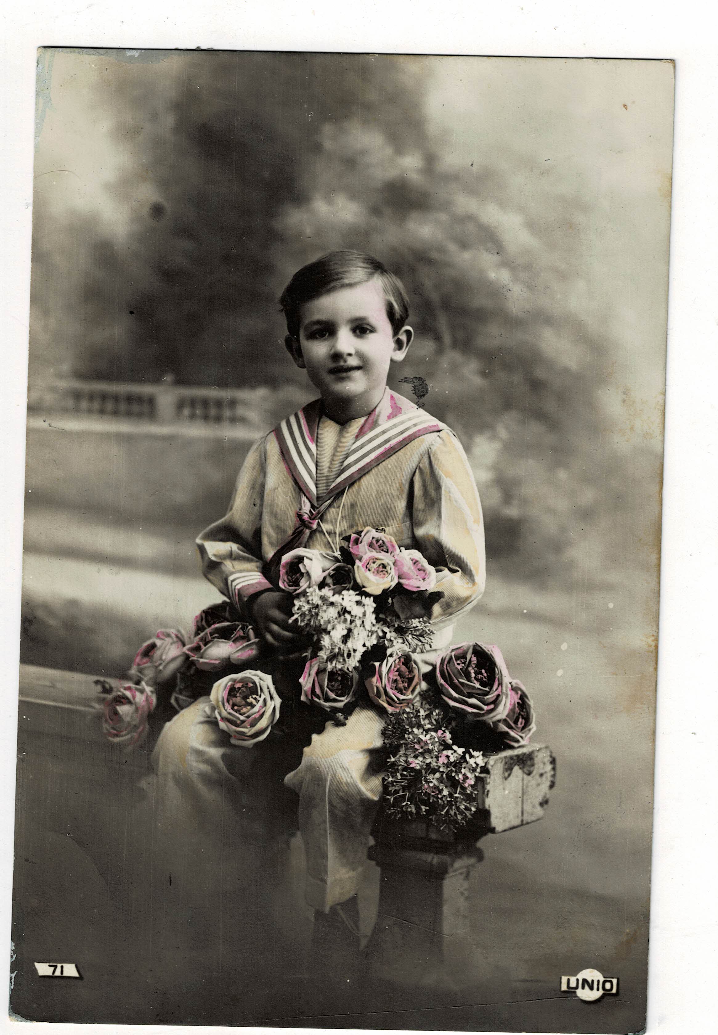 POSTAL DE NIÑOS. NIÑO CON FLORES.