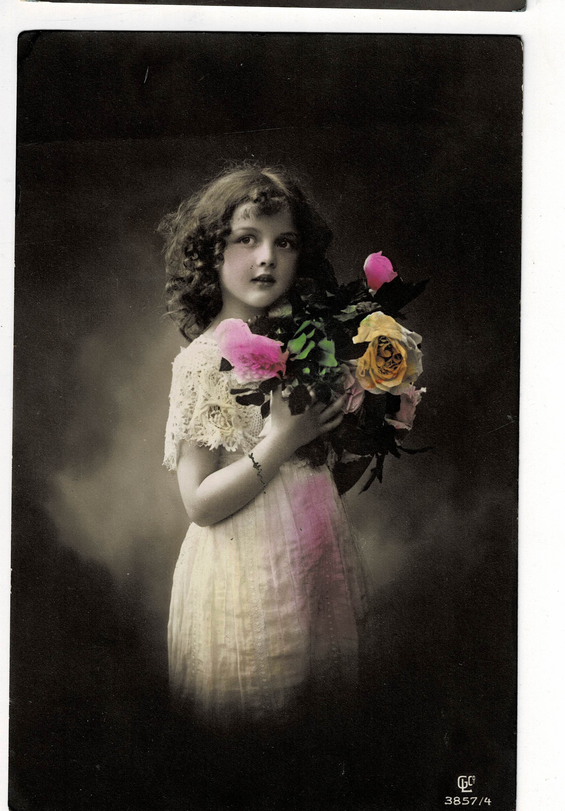 POSTAL DE NIÑOS. NIÑA CON FLORES.