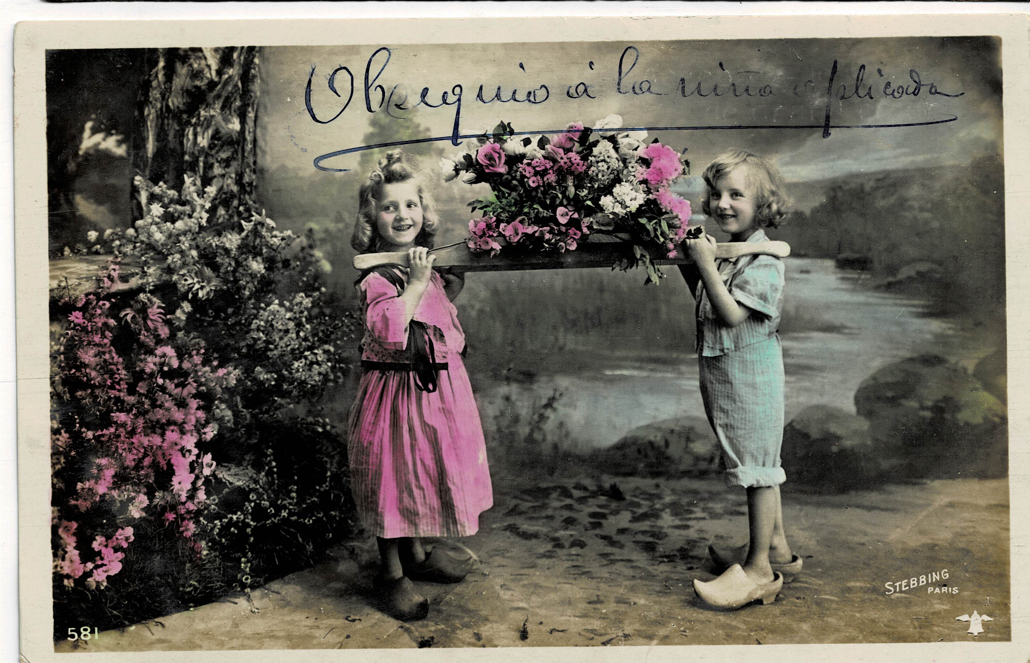 POSTAL DE NIÑOS. NIÑOS CON FLORES.