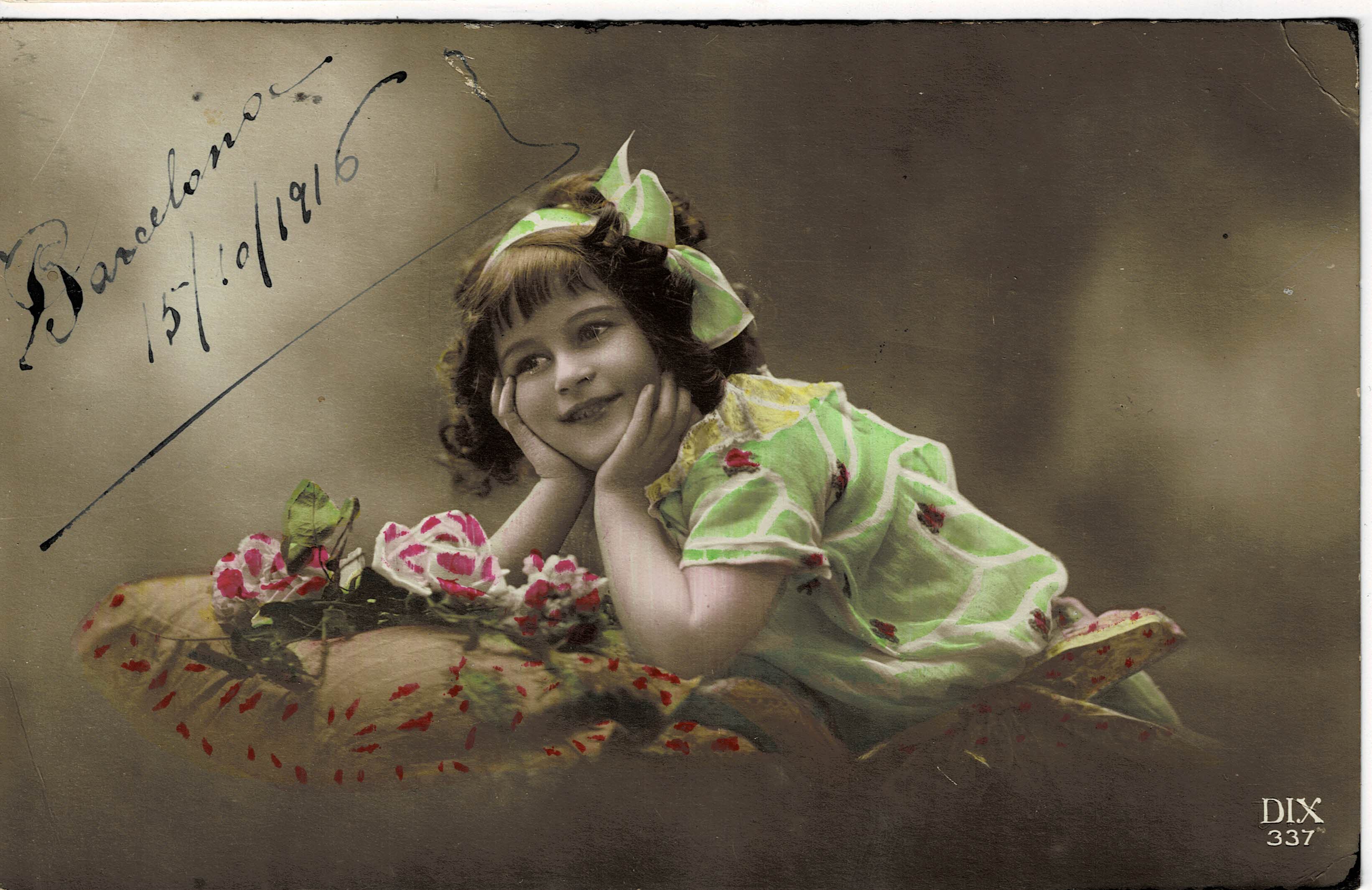 POSTAL DE NIÑOS. NIÑA DE VERDE.