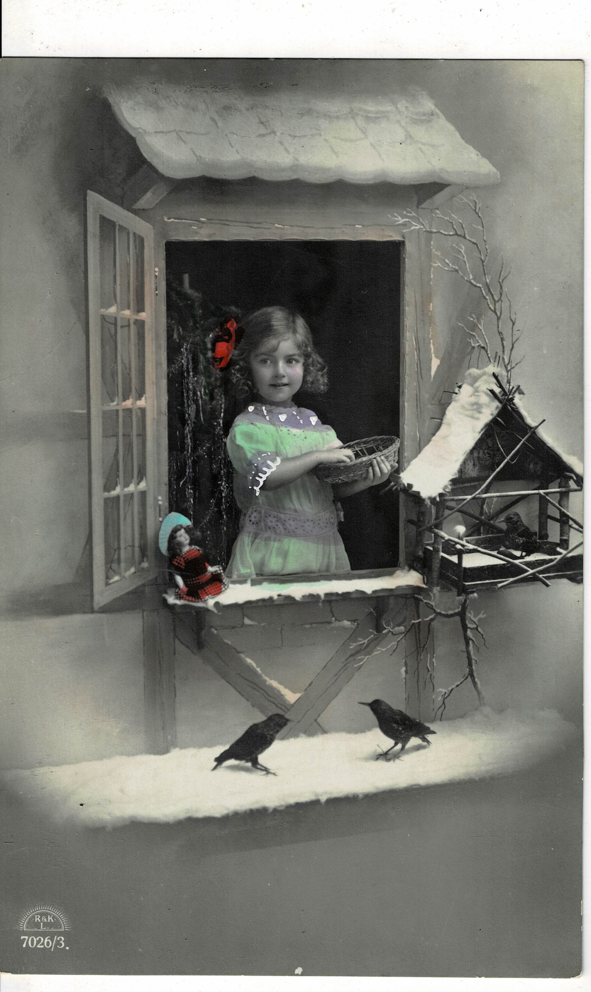 POSTAL DE NIÑOS. NIÑA EN LA VENTANA.