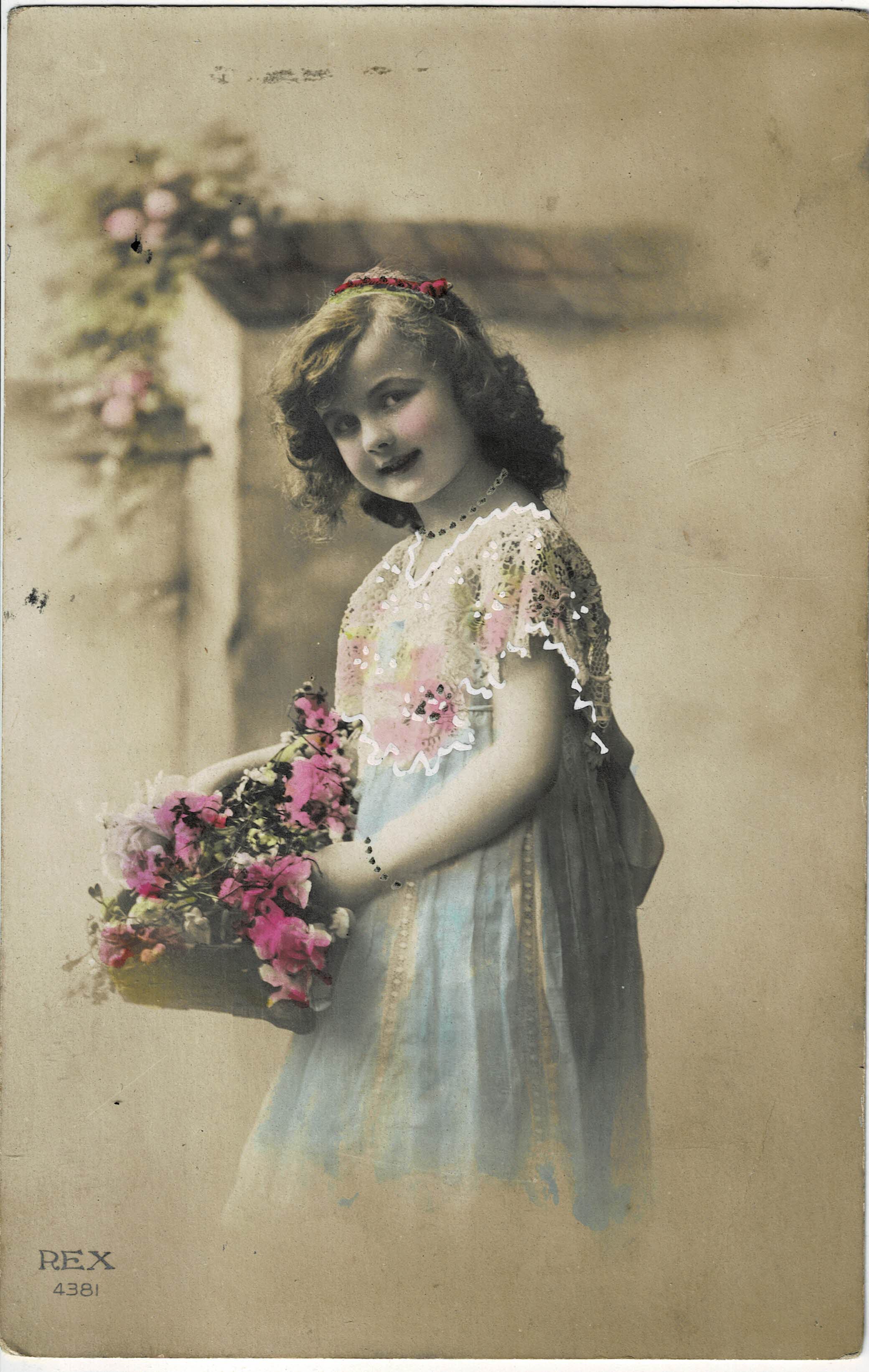 POSTAL DE NIÑOS. NIÑA CON FLORES.