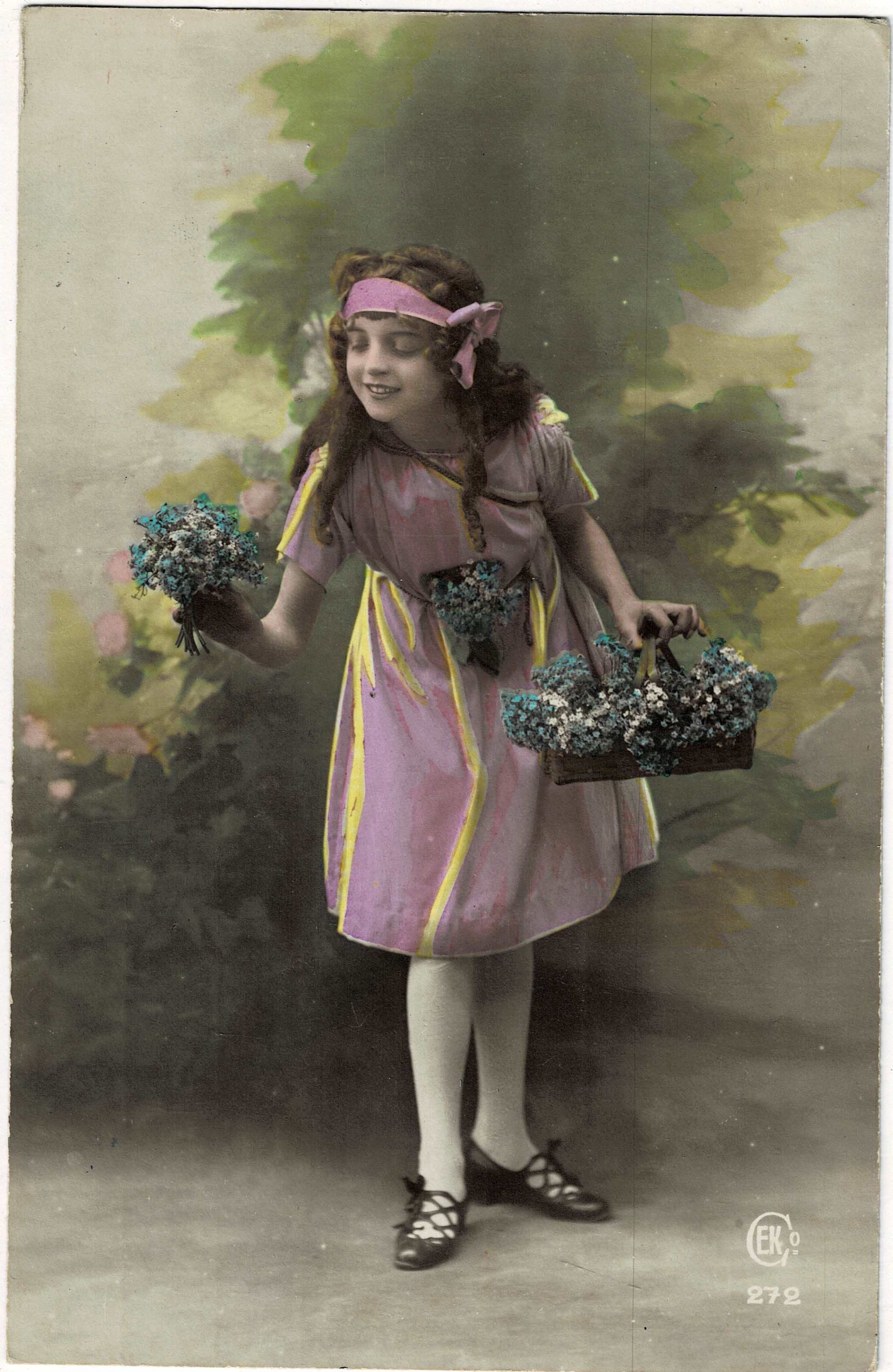 POSTAL DE NIÑOS. NIÑA CON FLORES.